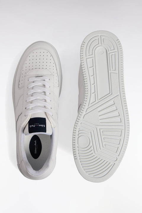 Sneakers en cuir blanches languette marine siglée - Image 2