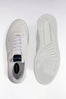 Sneakers en cuir blanches languette marine siglée