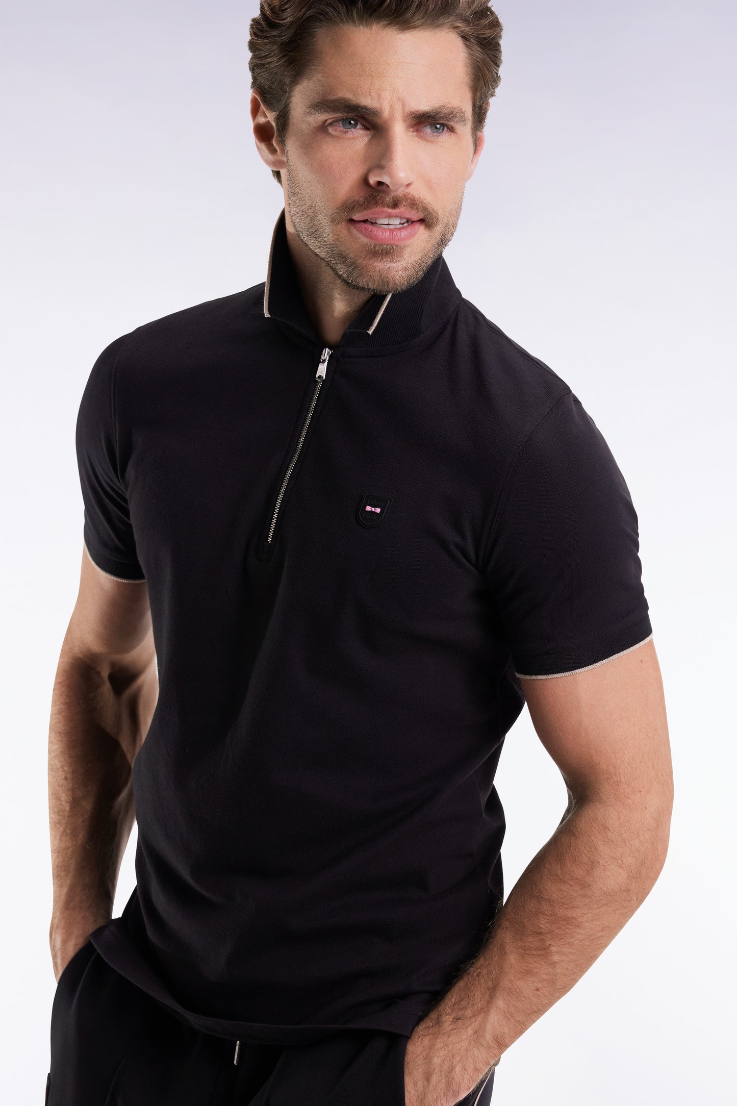 Polo manches courtes en piqué coton stretch noir zippé coupe slim