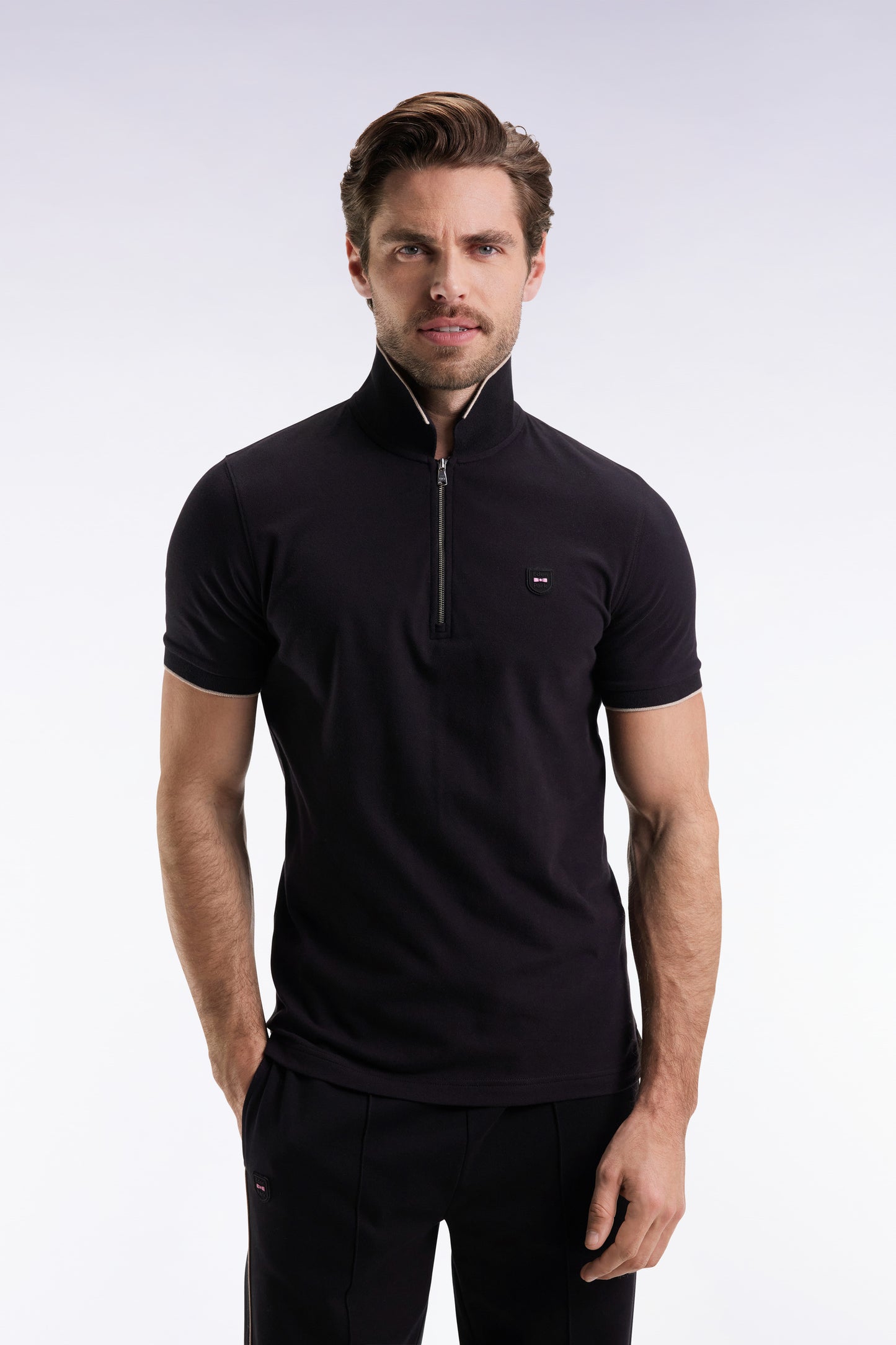 Polo manches courtes en piqué coton stretch noir zippé coupe slim