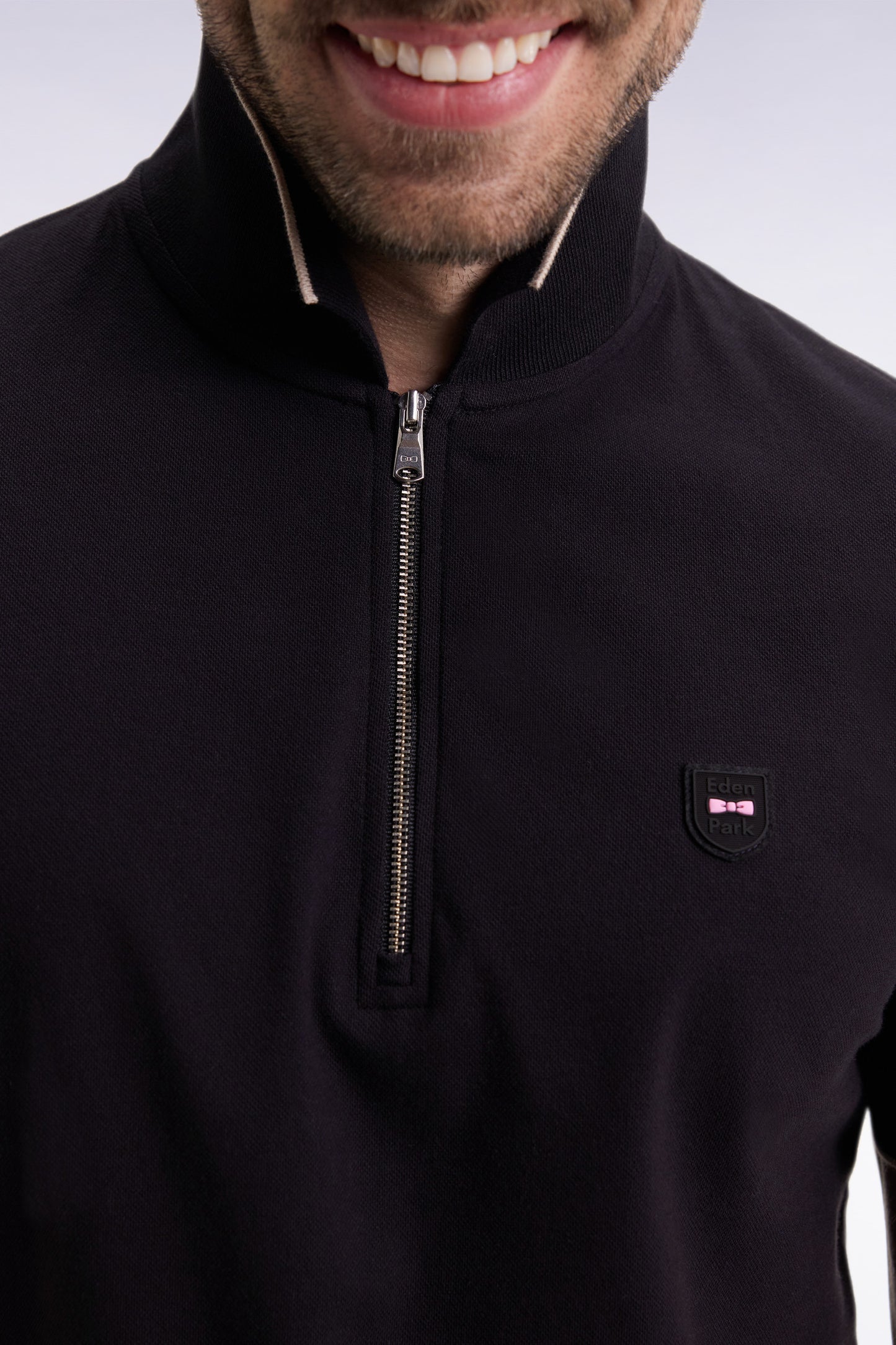 Polo manches courtes en piqué coton stretch noir zippé coupe slim