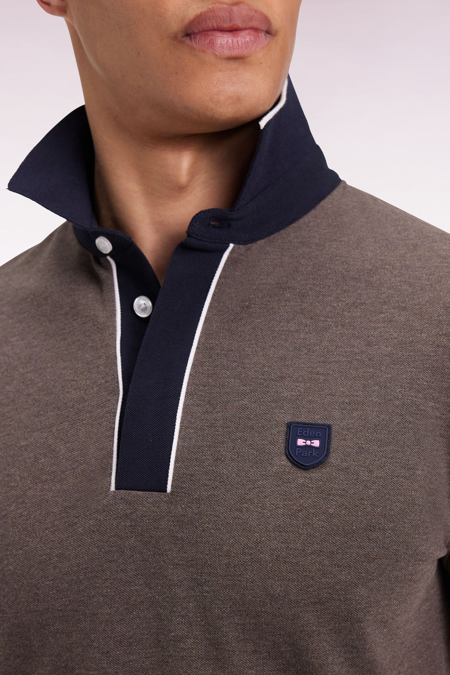 Polo manches courtes en piqué coton stretch marron coupe slim