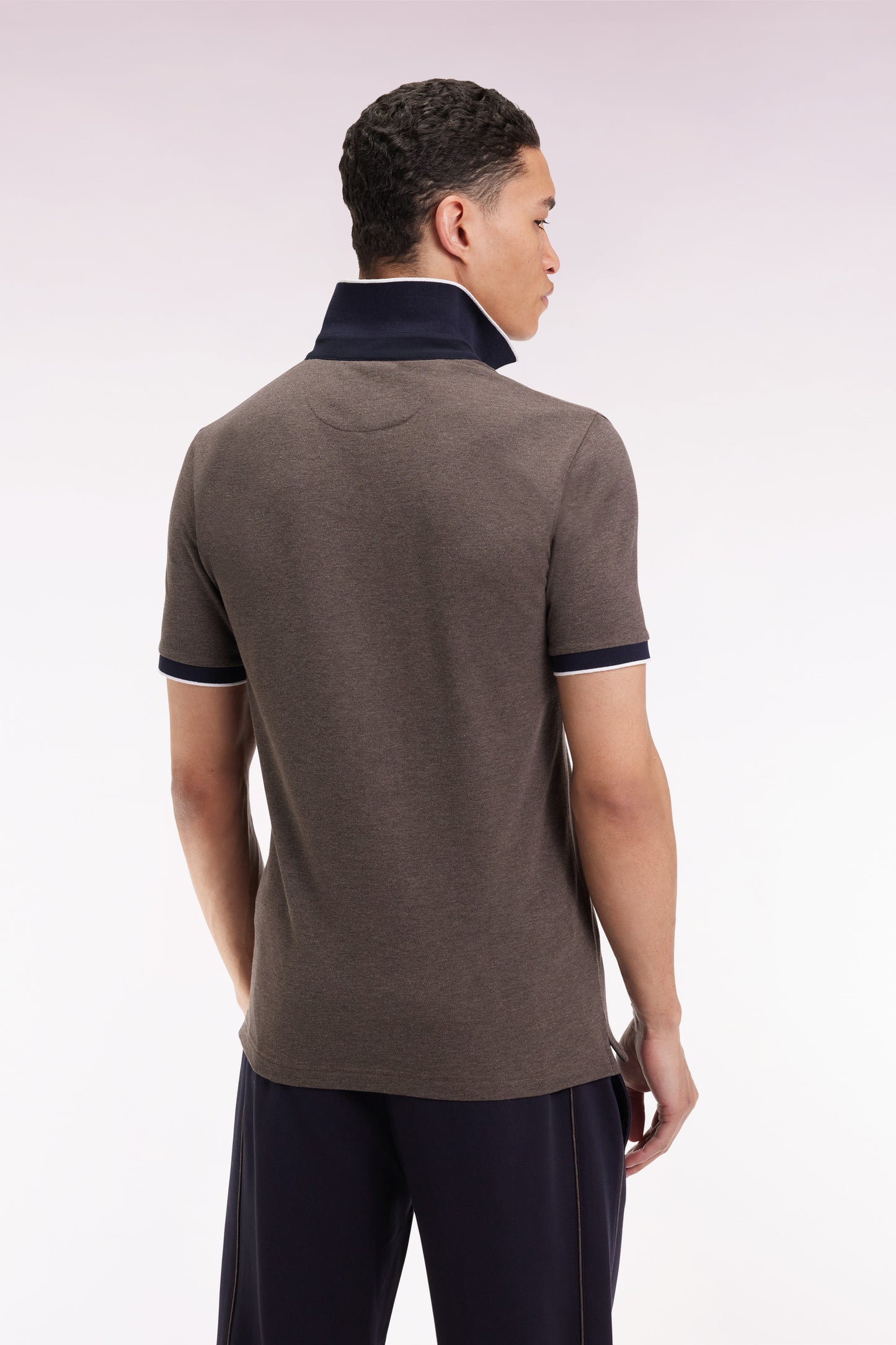 Polo manches courtes en piqué coton stretch marron coupe slim