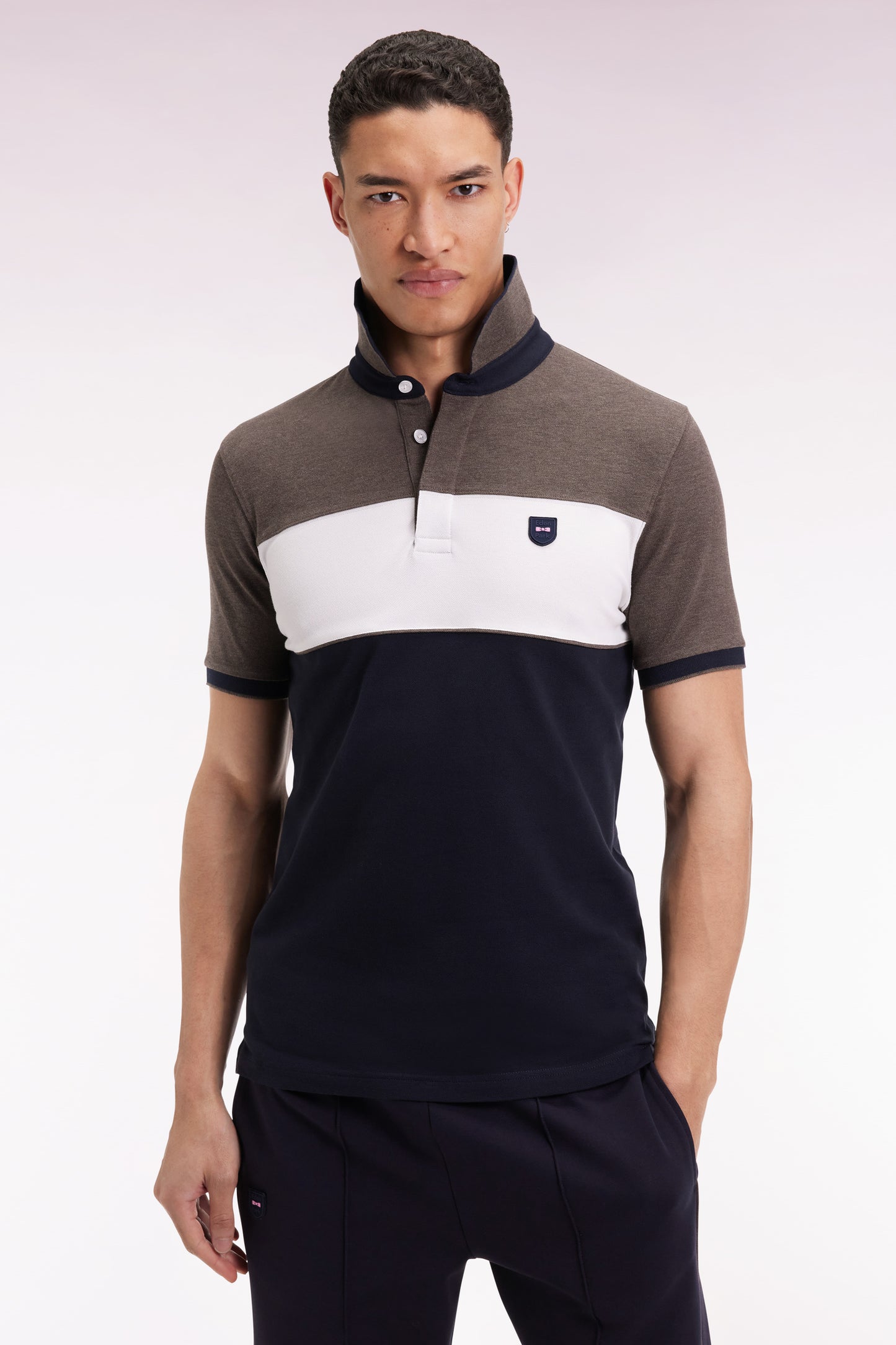 Polo tricolore manches courtes en piqué coton stretch marron coupe slim
