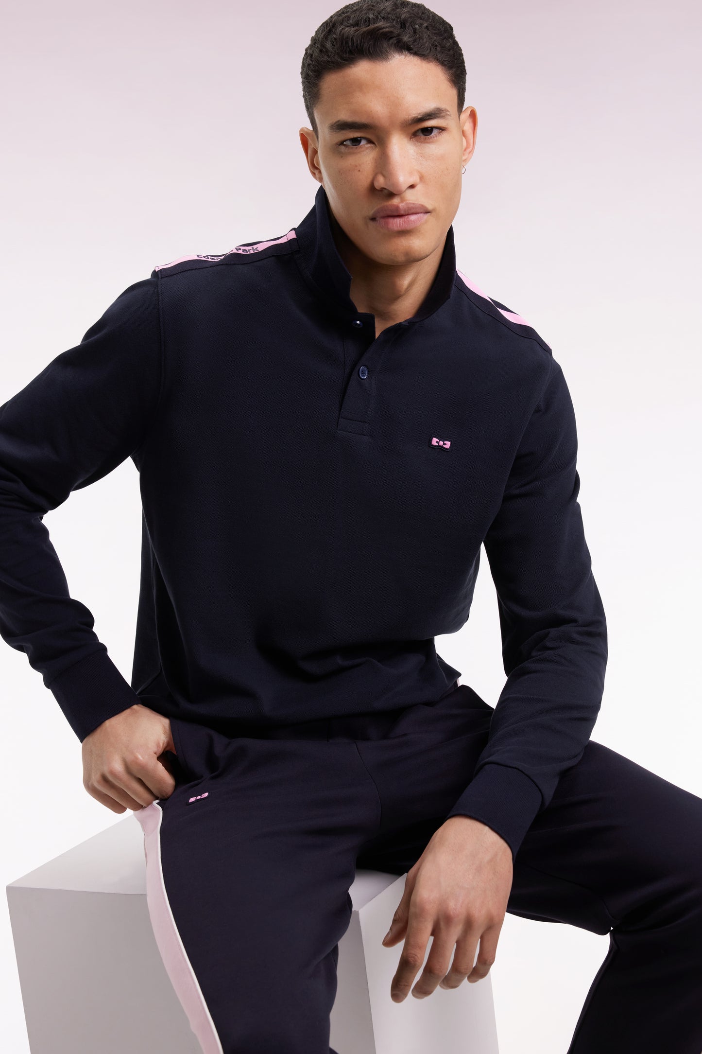 Polo à manches longues en piqué coton marine galon rose siglé