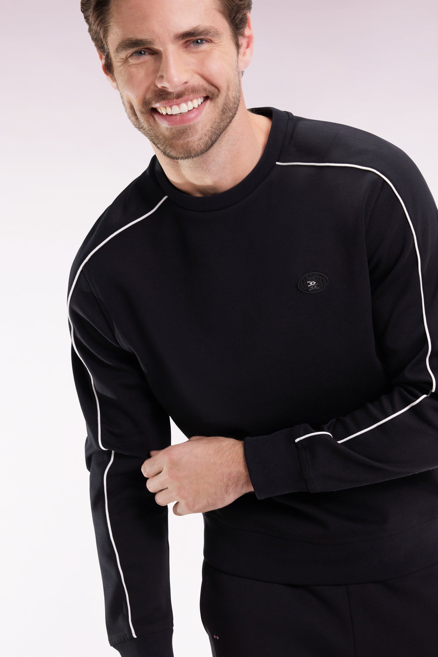 Sweatshirt en molleton noir passepoils colorés