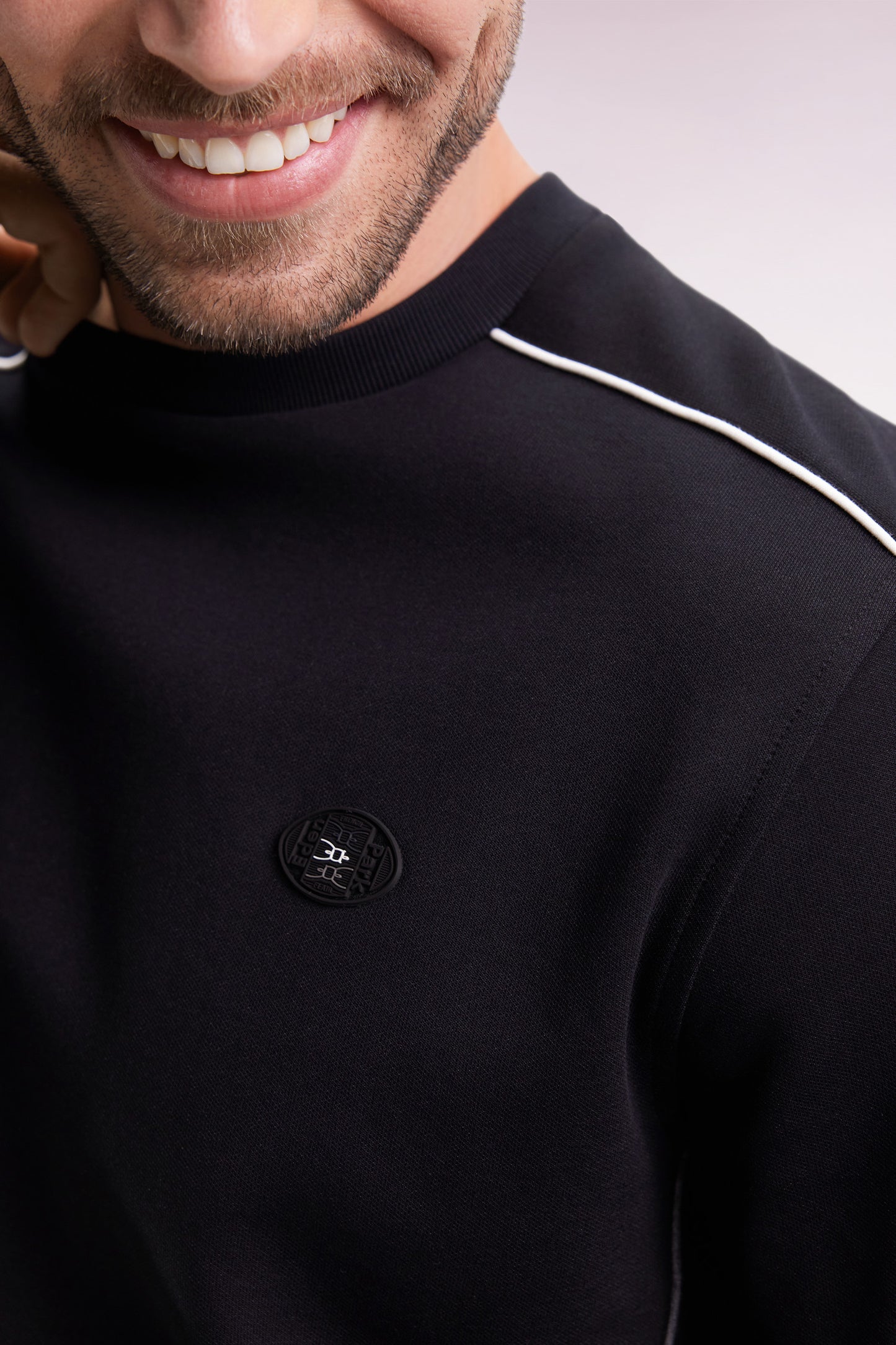 Sweatshirt en molleton noir passepoils colorés
