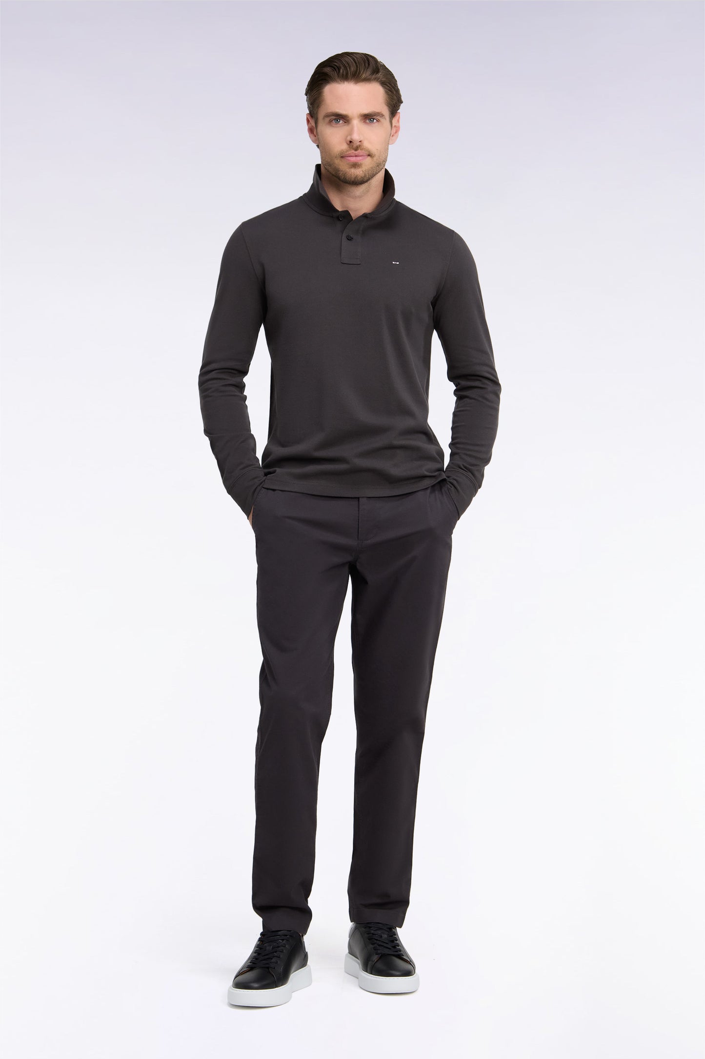 Pantalon chino sans plis en piqué de coton stretch marron coupe regular