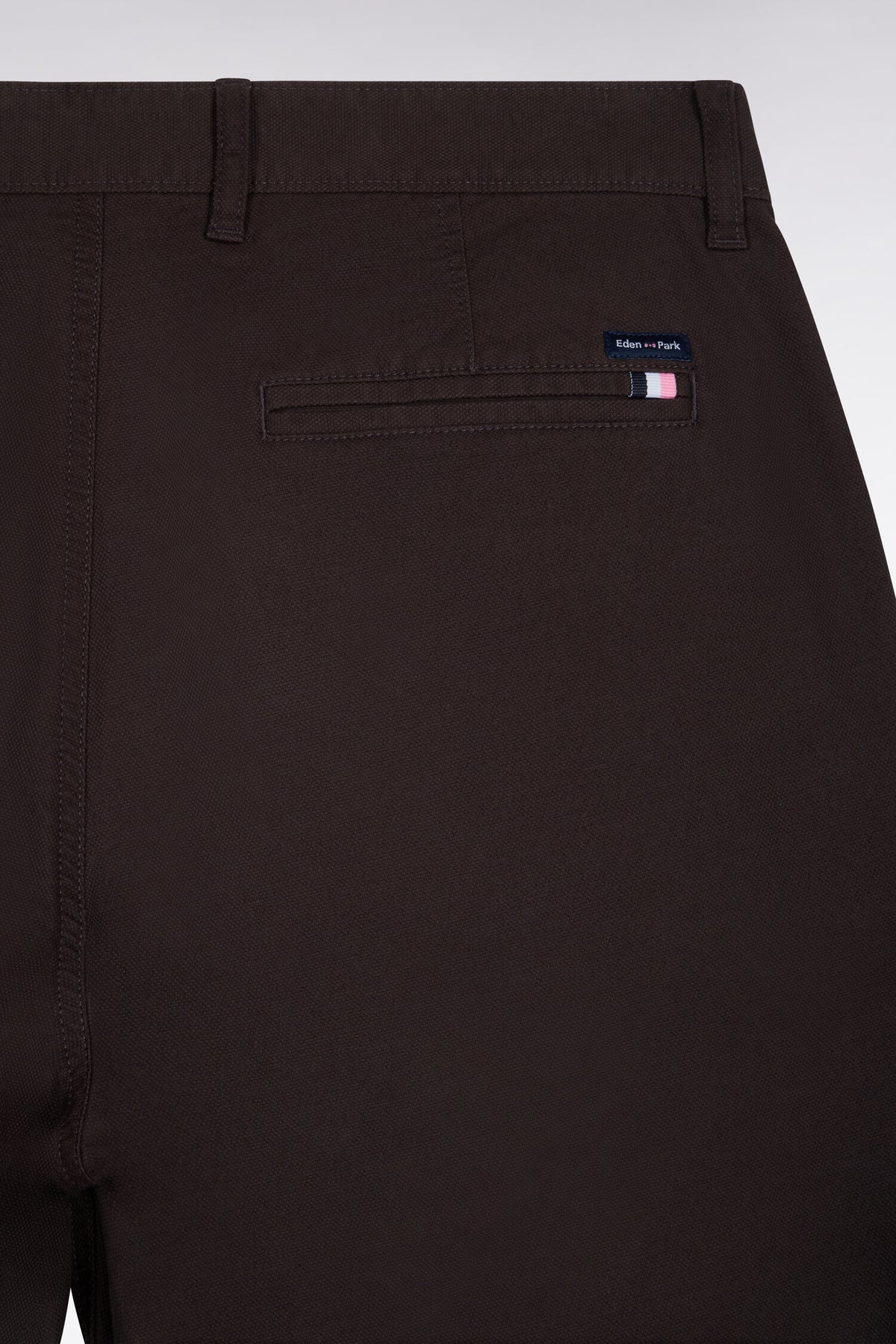 Pantalon chino sans plis en piqué de coton stretch marron coupe regular