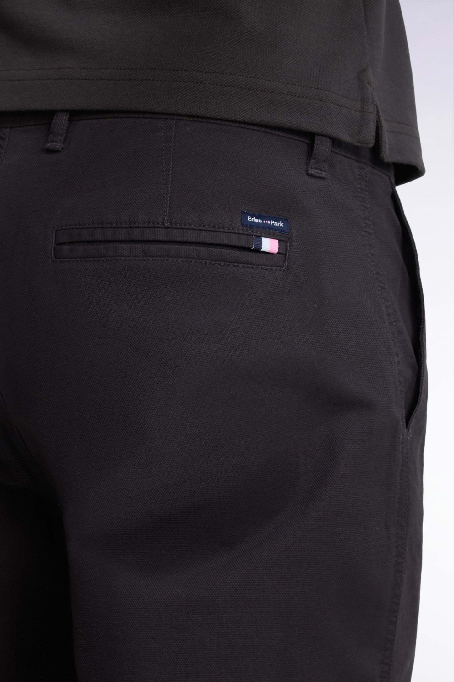Pantalon chino sans plis en piqué de coton stretch marron coupe regular