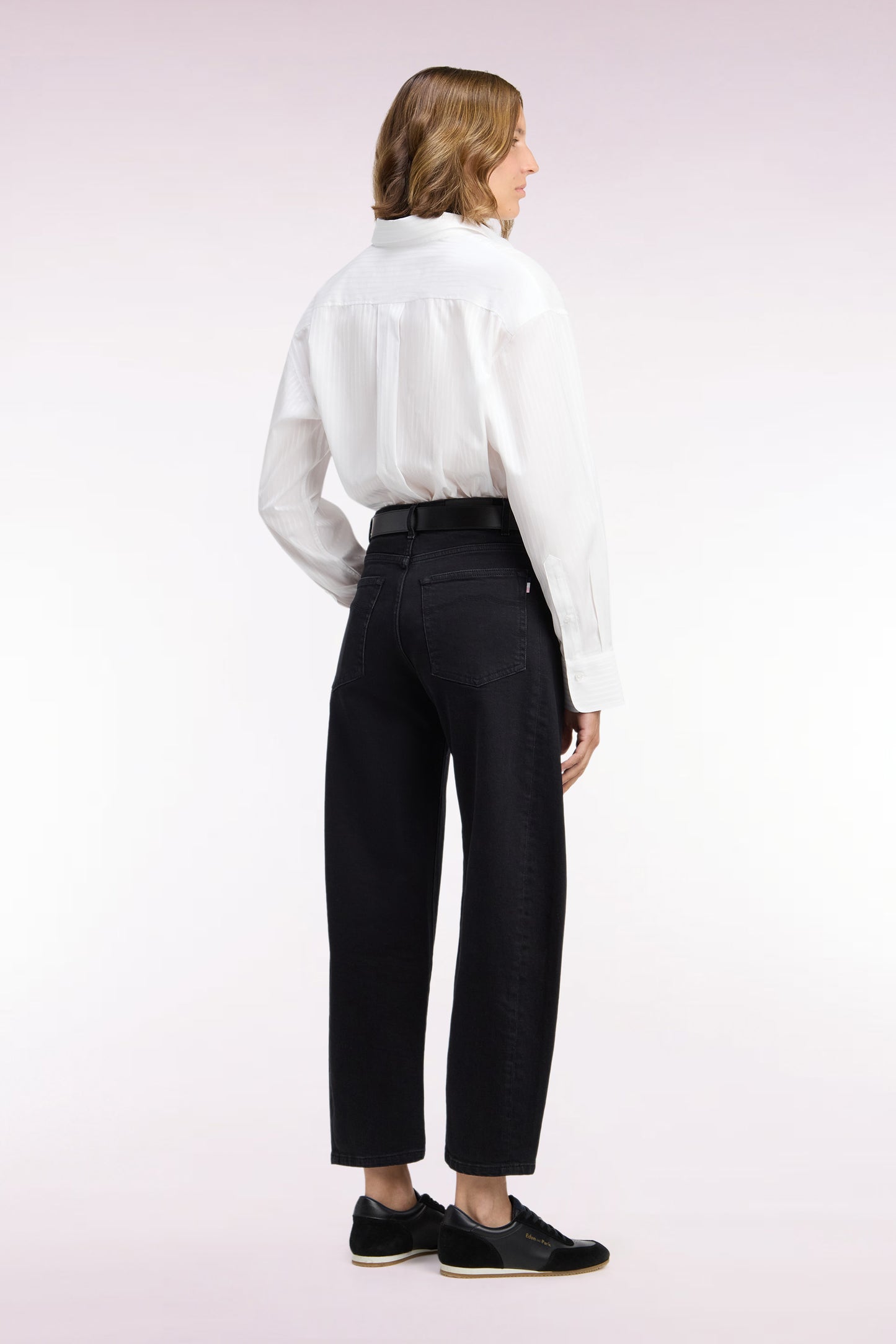 Jean en denim stretch gris foncé coupe barrel