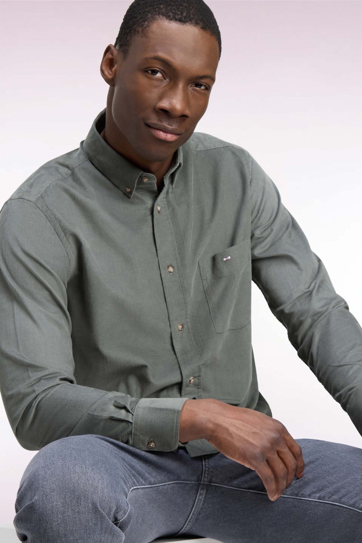 Chemise en coton côtelé vert olive coupe droite