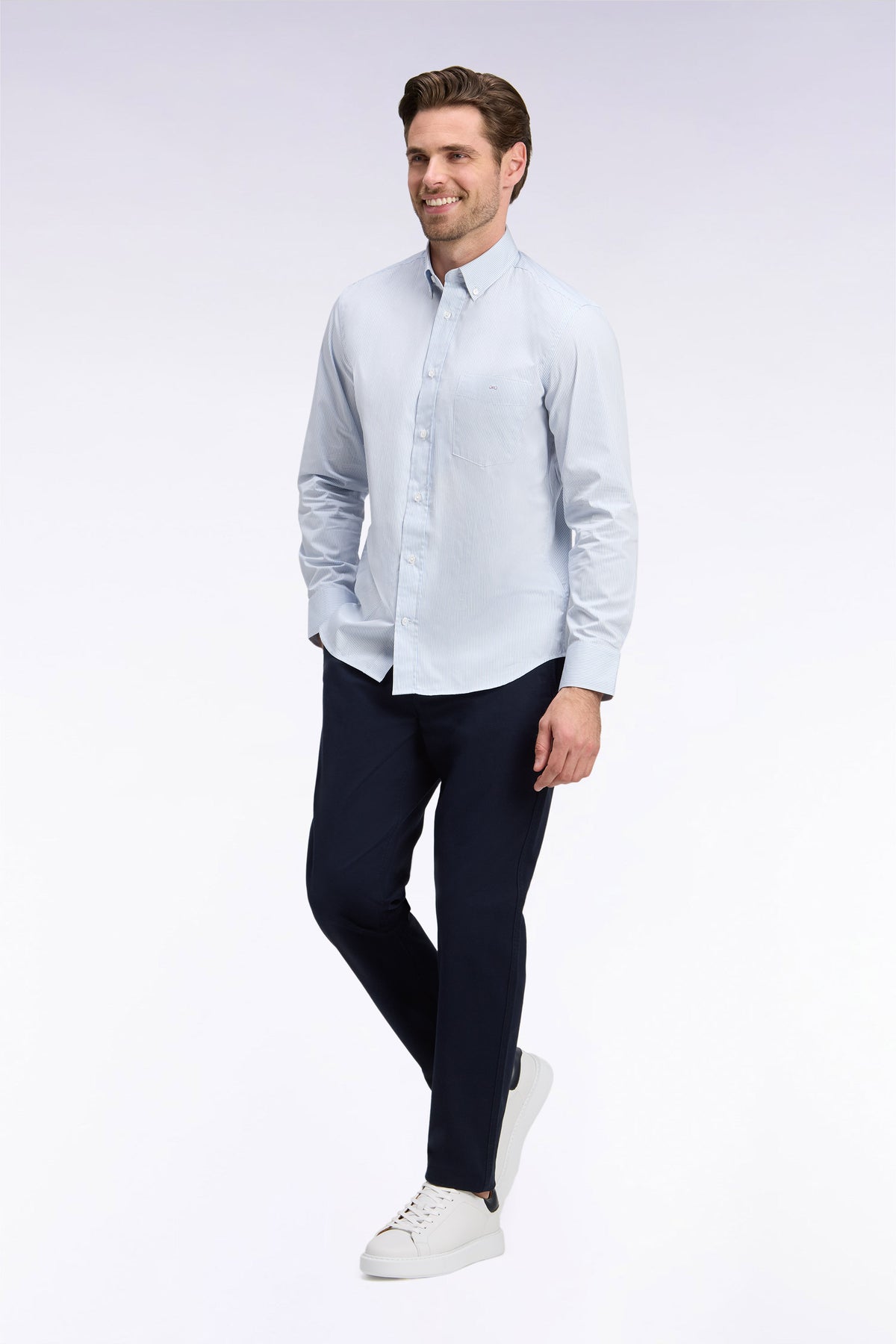 Chemise en coton blanc à fines rayures ciel coupe droite