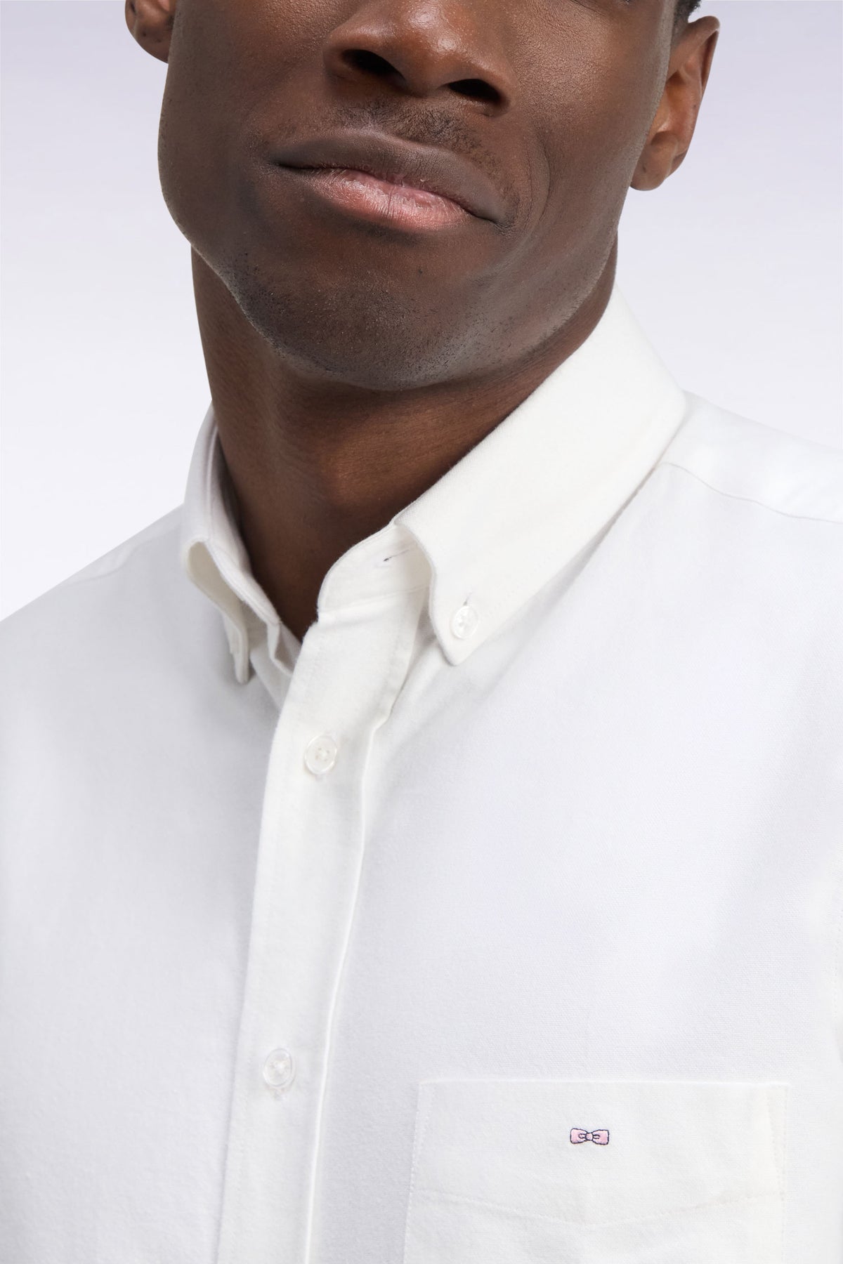 Chemise unie en coton blanc coupe droite