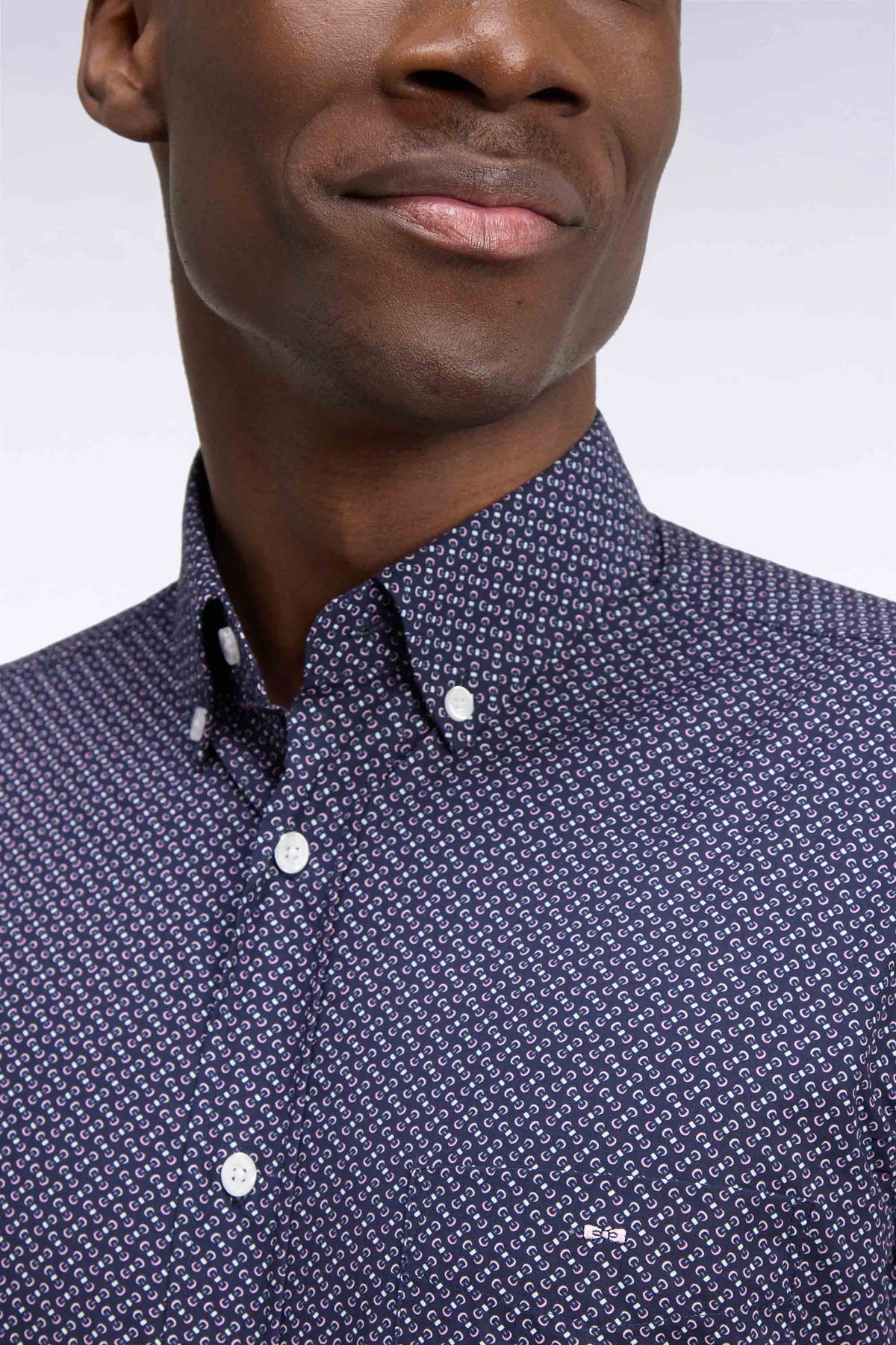 Chemise en popeline de coton rose à micromotifs nœuds papillon