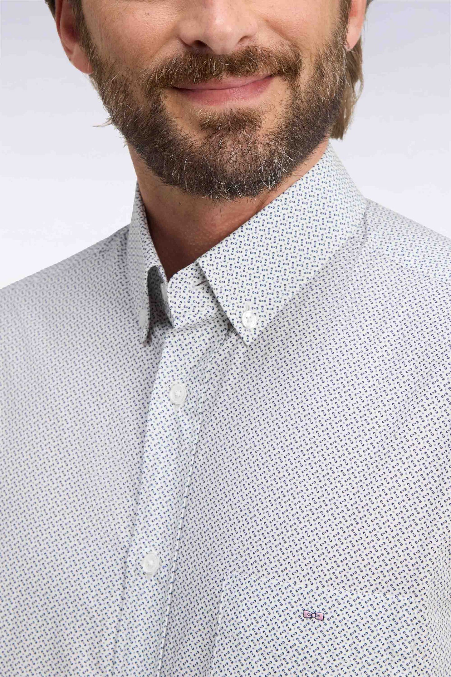 Chemise en coton blanc à micromotifs nœuds papillon coupe droite