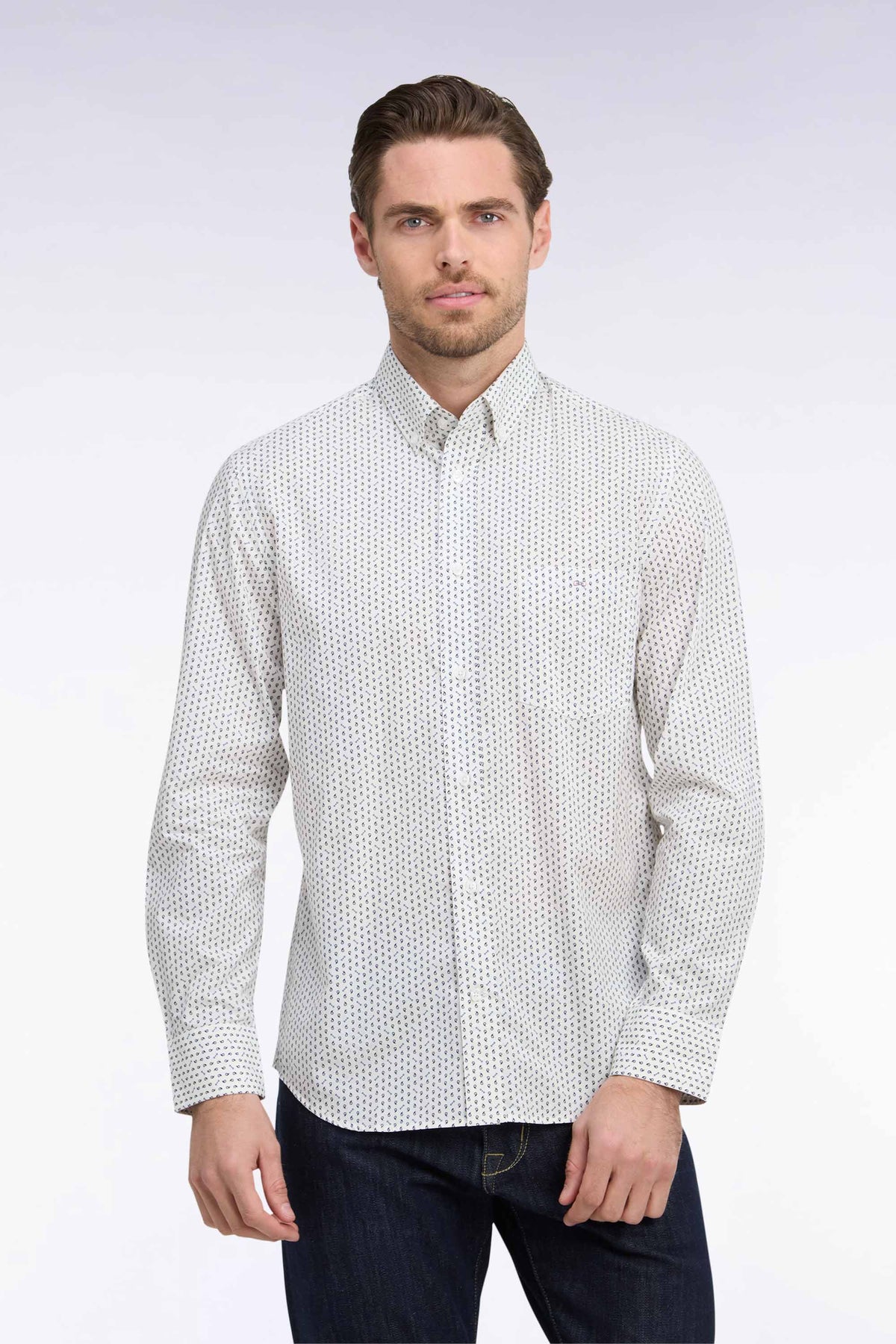 Chemise en popeline de coton blanche à micromotifs bleus coupe droite