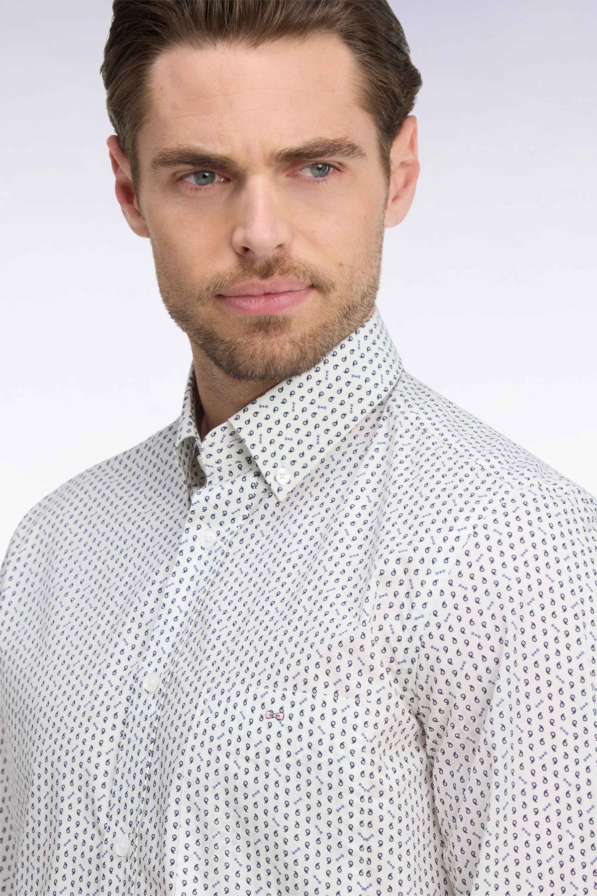 Chemise en popeline de coton blanche à micromotifs bleus coupe droite