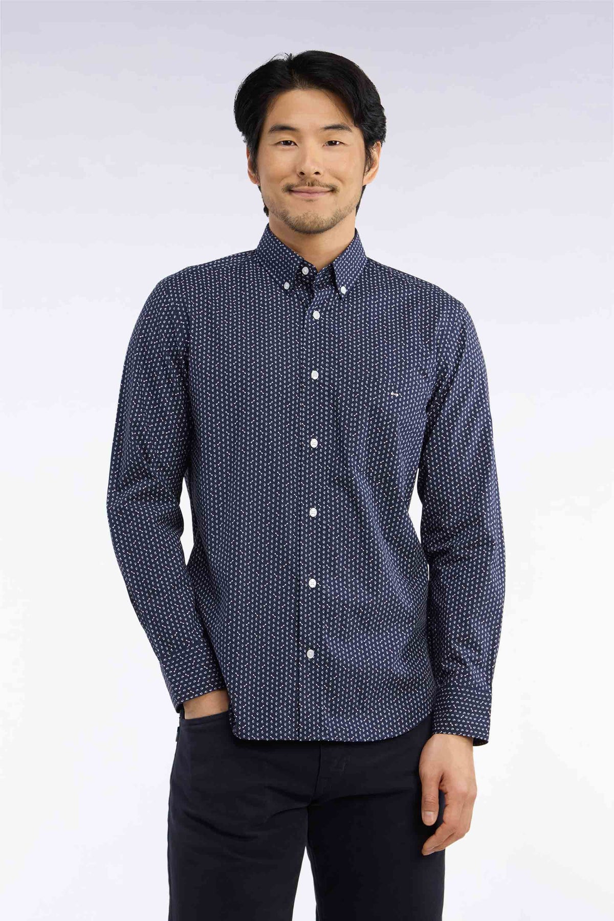 Chemise en popeline de coton marine à micromotifs roses coupe droite