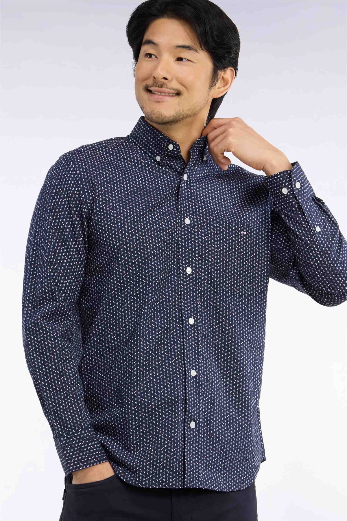 Chemise en popeline de coton marine à micromotifs roses coupe droite