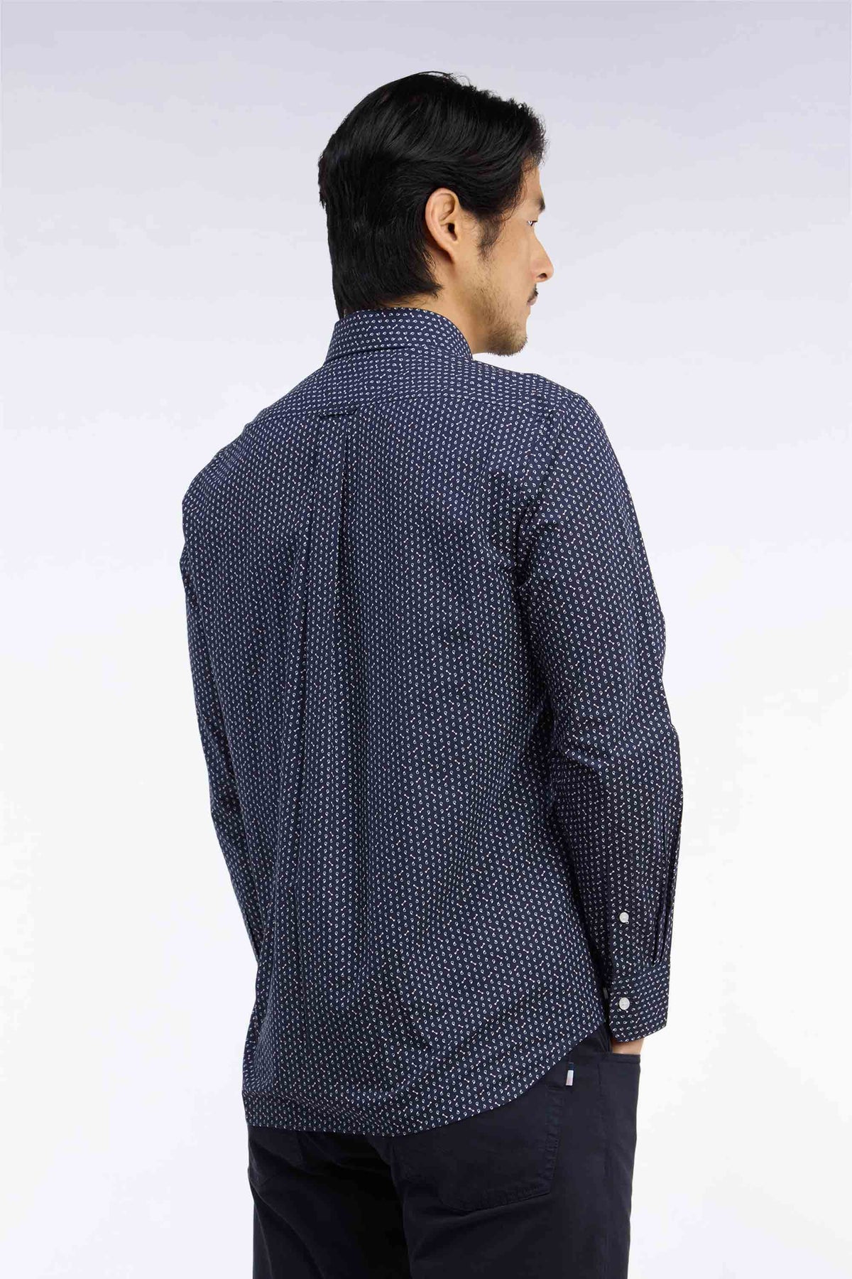 Chemise en popeline de coton marine à micromotifs roses coupe droite