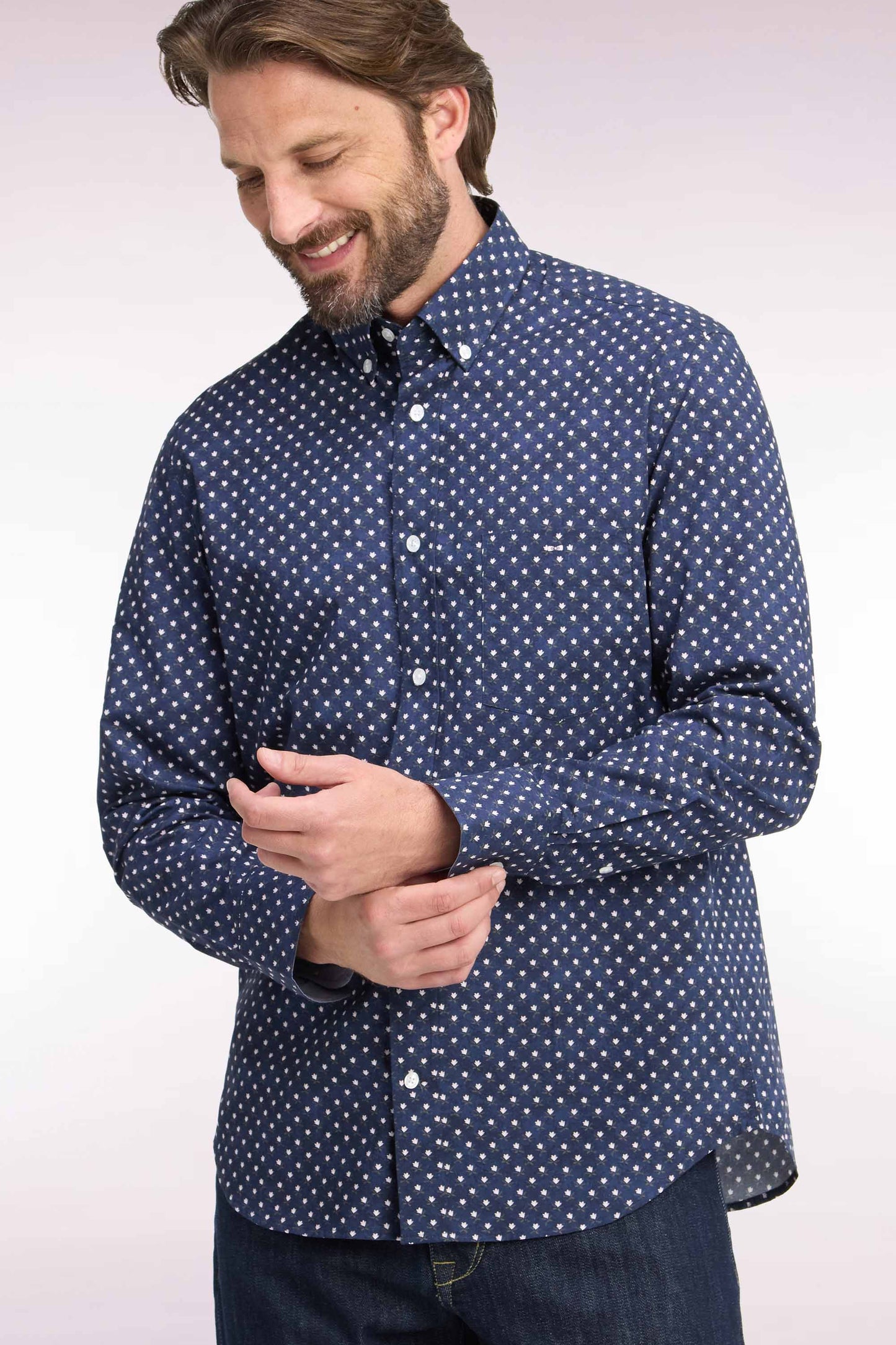 Chemise en coton marine à micromotifs fleurs blanches coupe droite