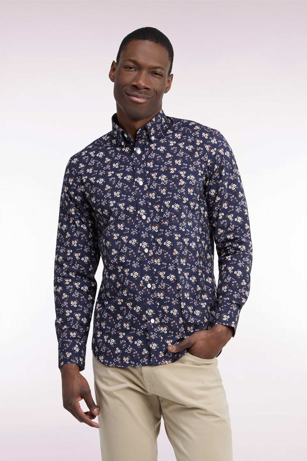 Chemise en coton marine à micromotifs fleurs coupe droite