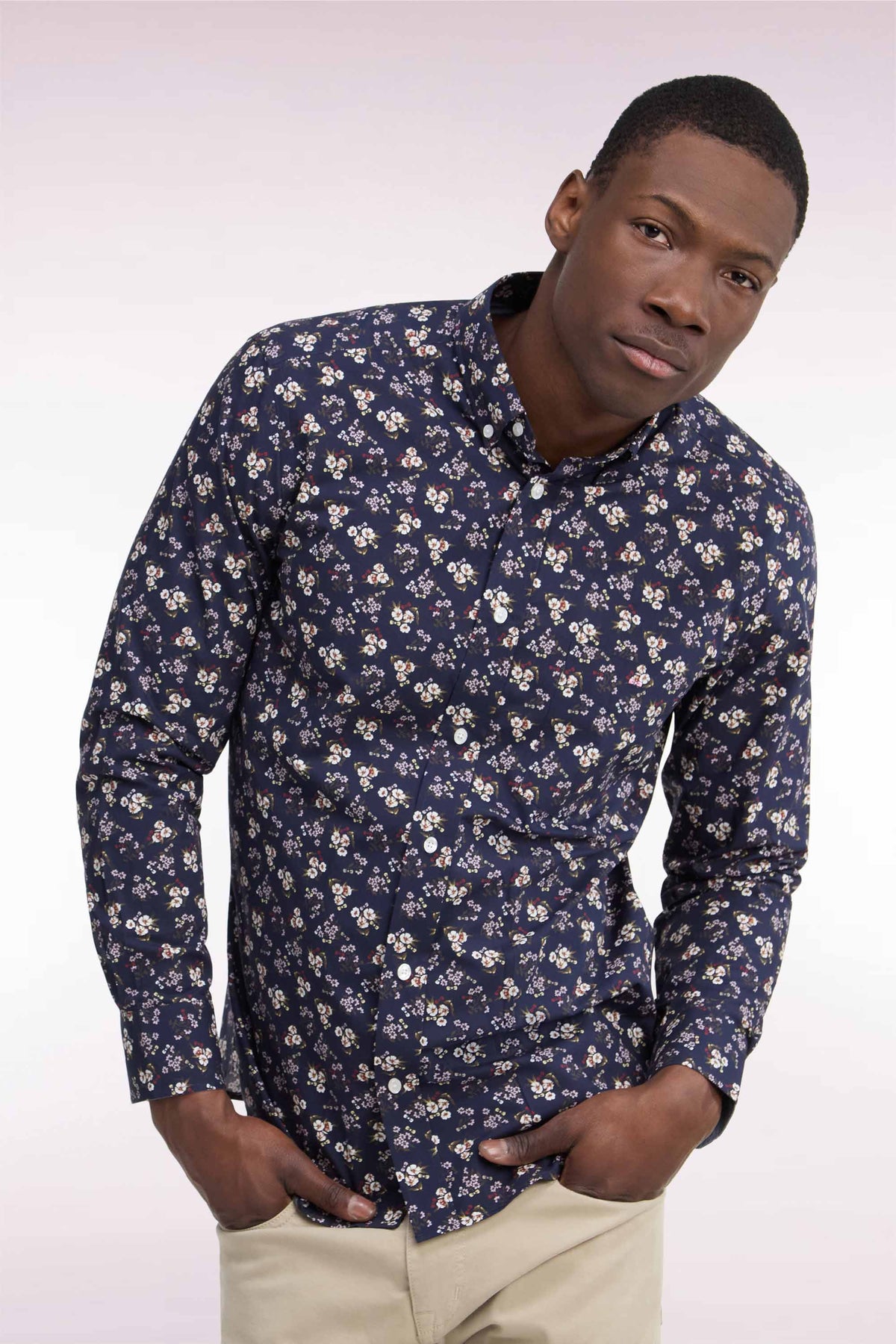 Chemise en coton marine à micromotifs fleurs coupe droite
