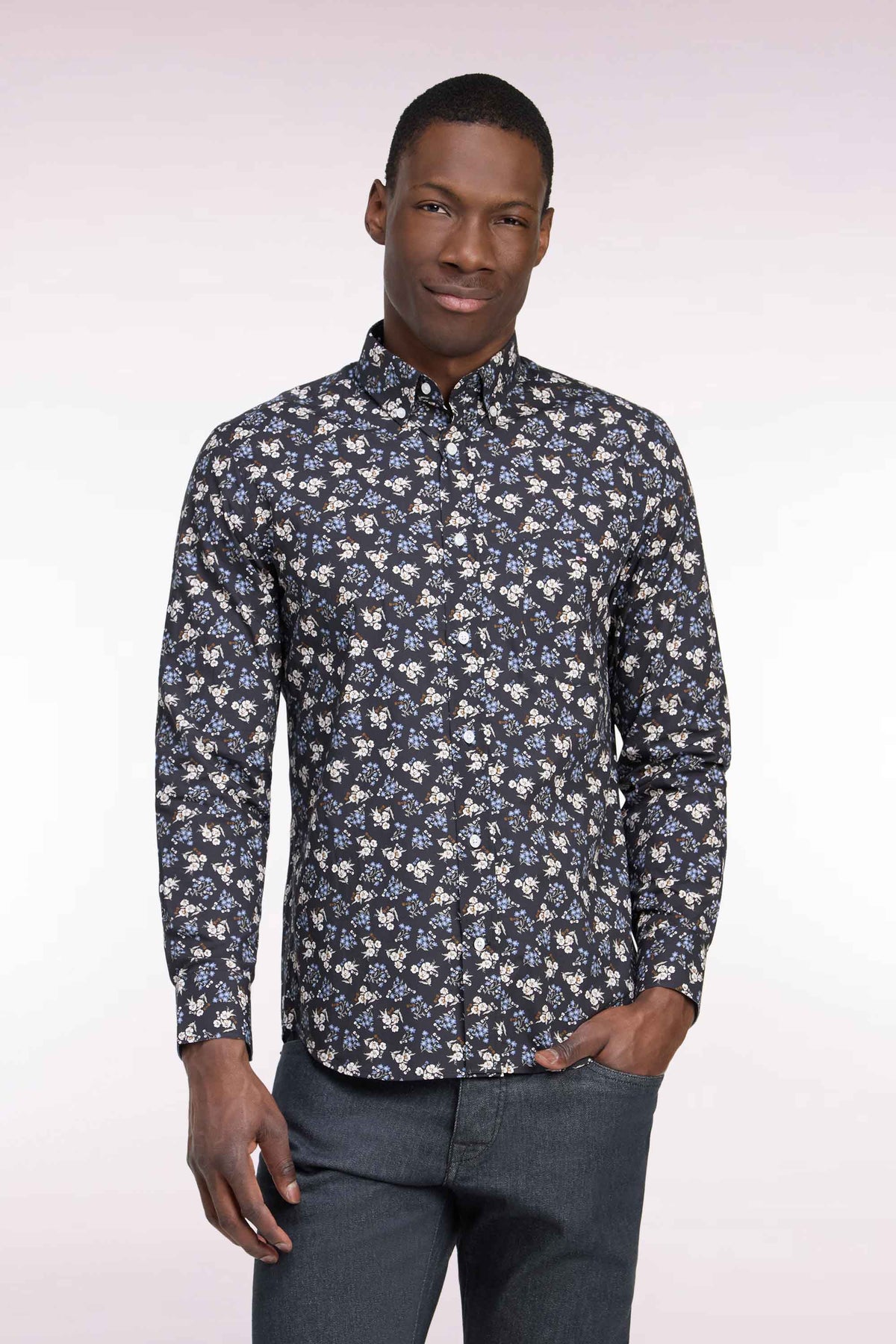 Chemise en coton marron à micromotifs fleurs coupe droite