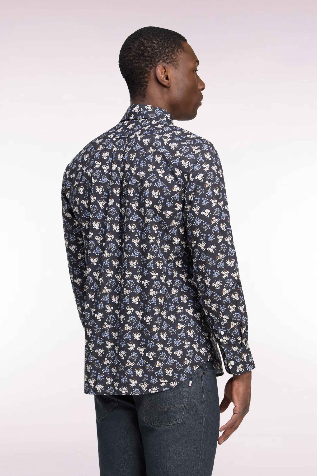 Chemise en coton marron à micromotifs fleurs coupe droite