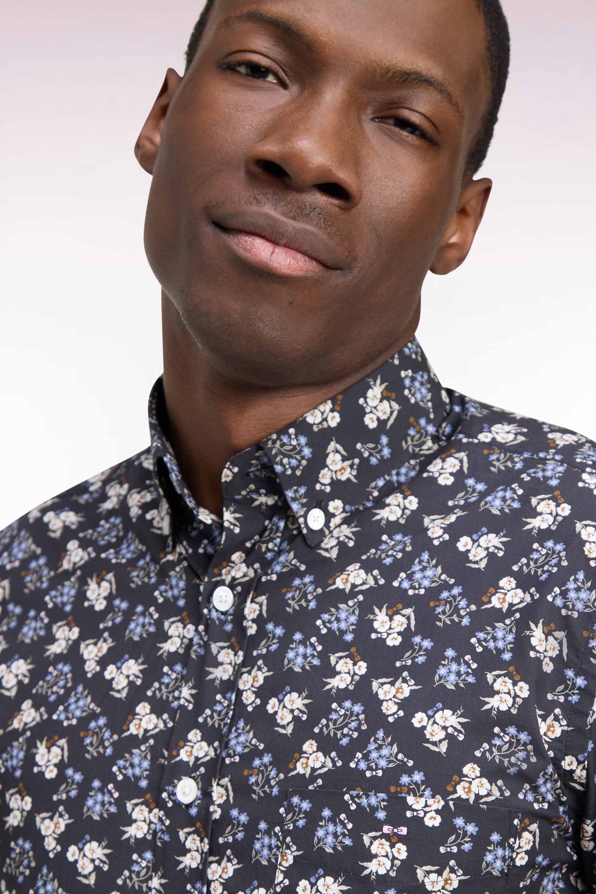 Chemise en coton marron à micromotifs fleurs coupe droite