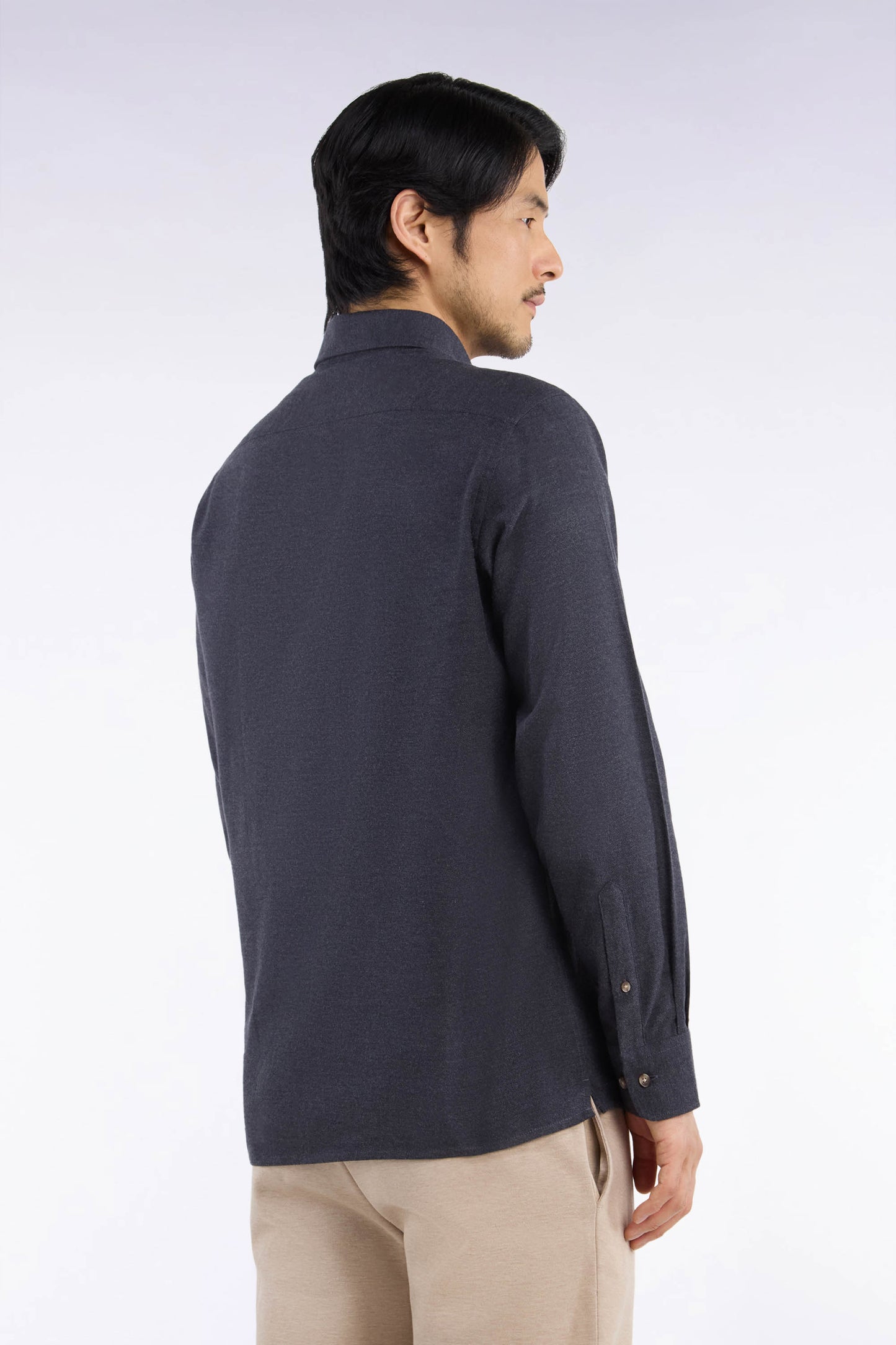 Chemise unie en coton gris foncé coupe droite