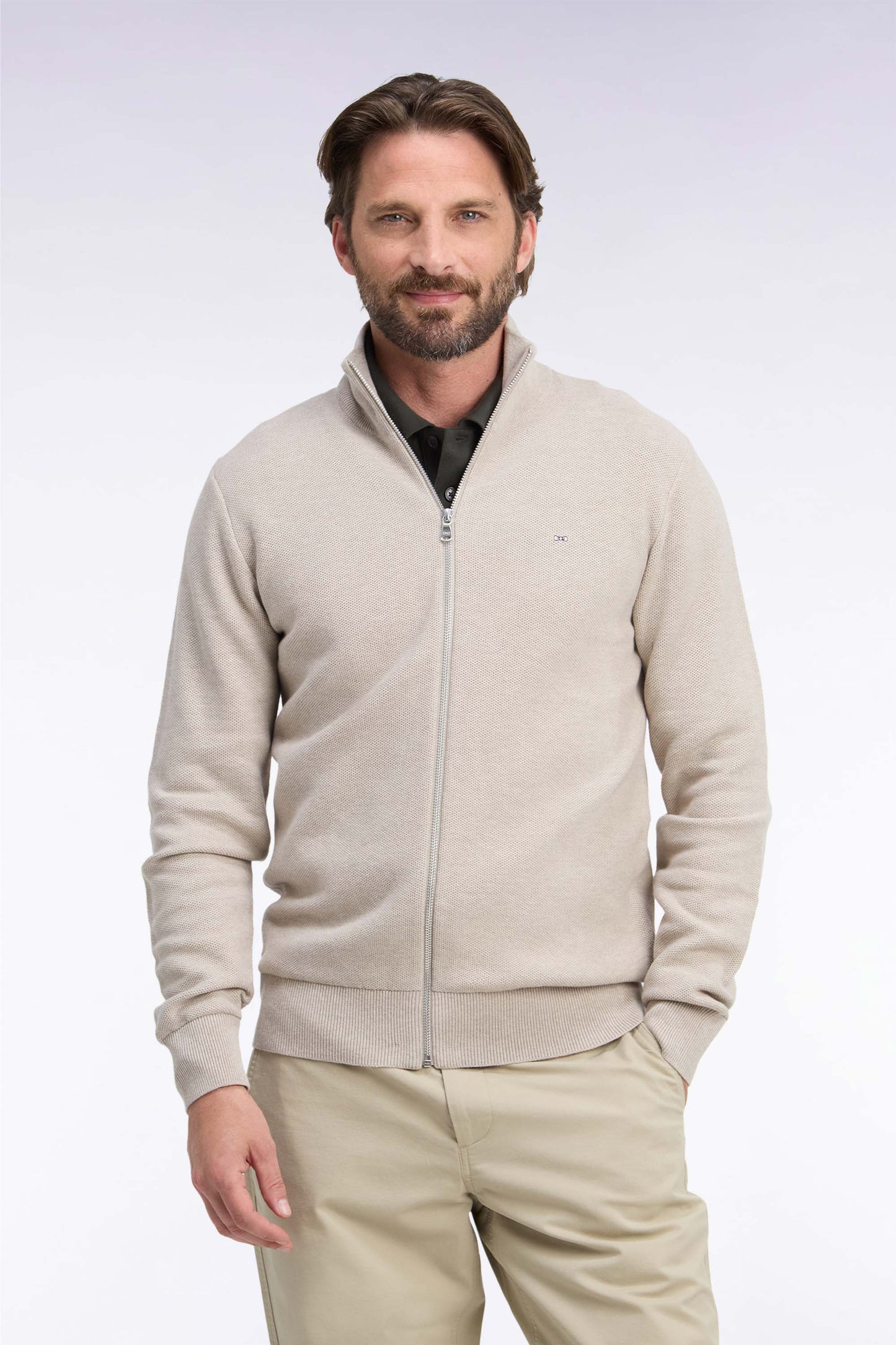 Cardigan zippé en coton beige coupe droite