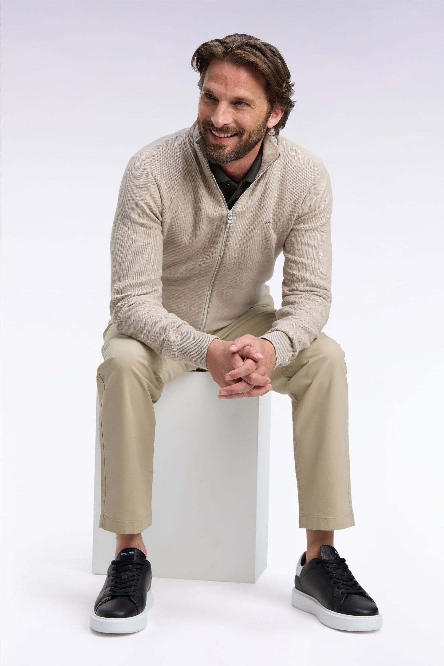 Cardigan zippé en coton beige coupe droite