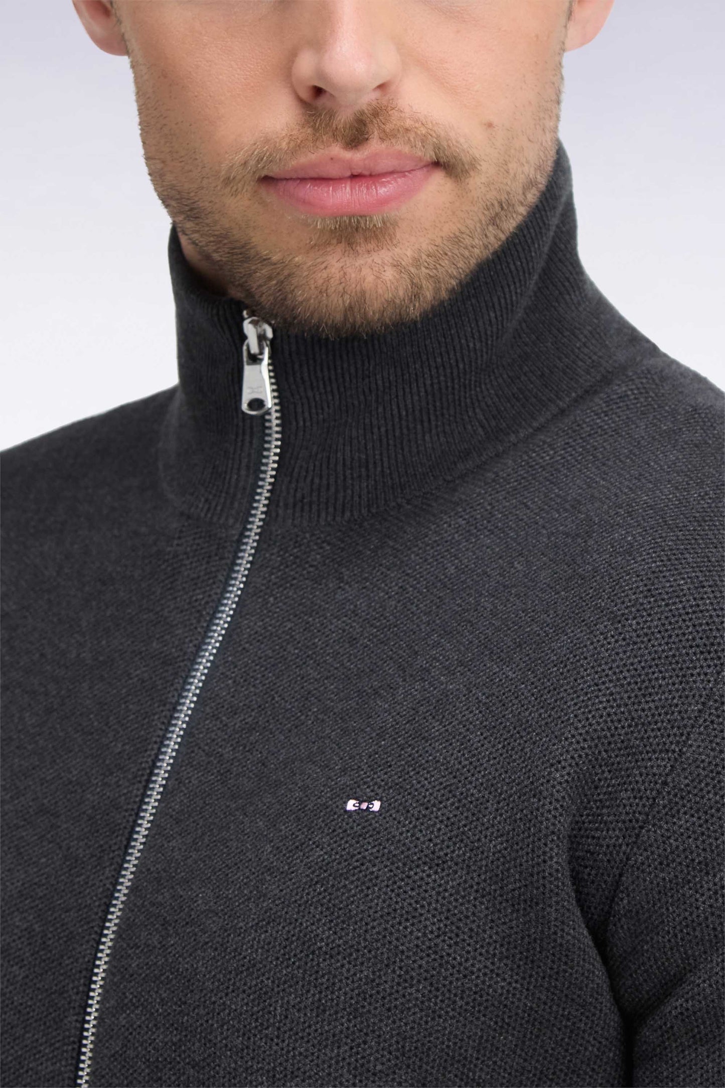 Cardigan zippé en coton gris anthracite coupe droite