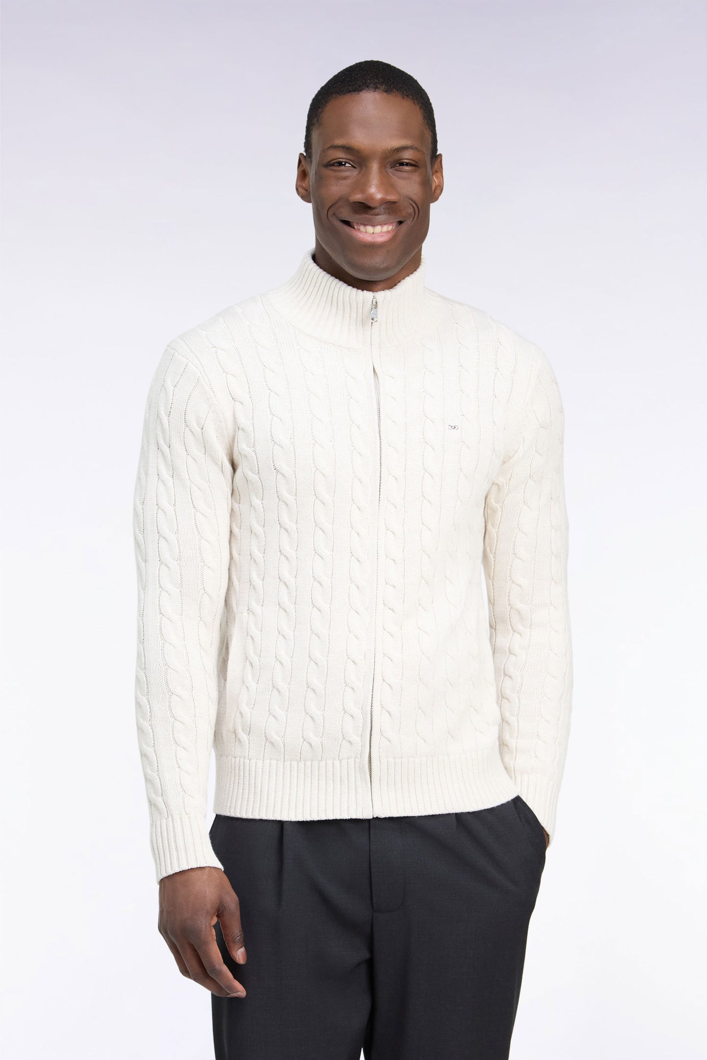 Cardigan à torsades zippé en coton écru coupe droite
