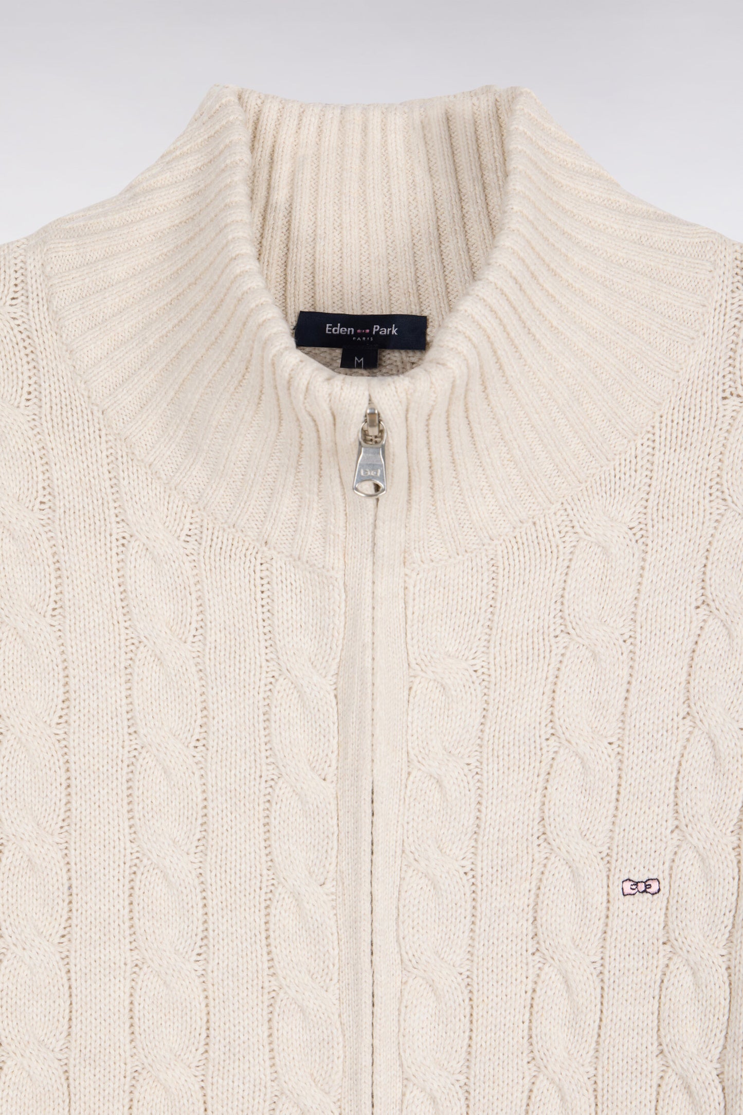Cardigan à torsades zippé en coton écru coupe droite