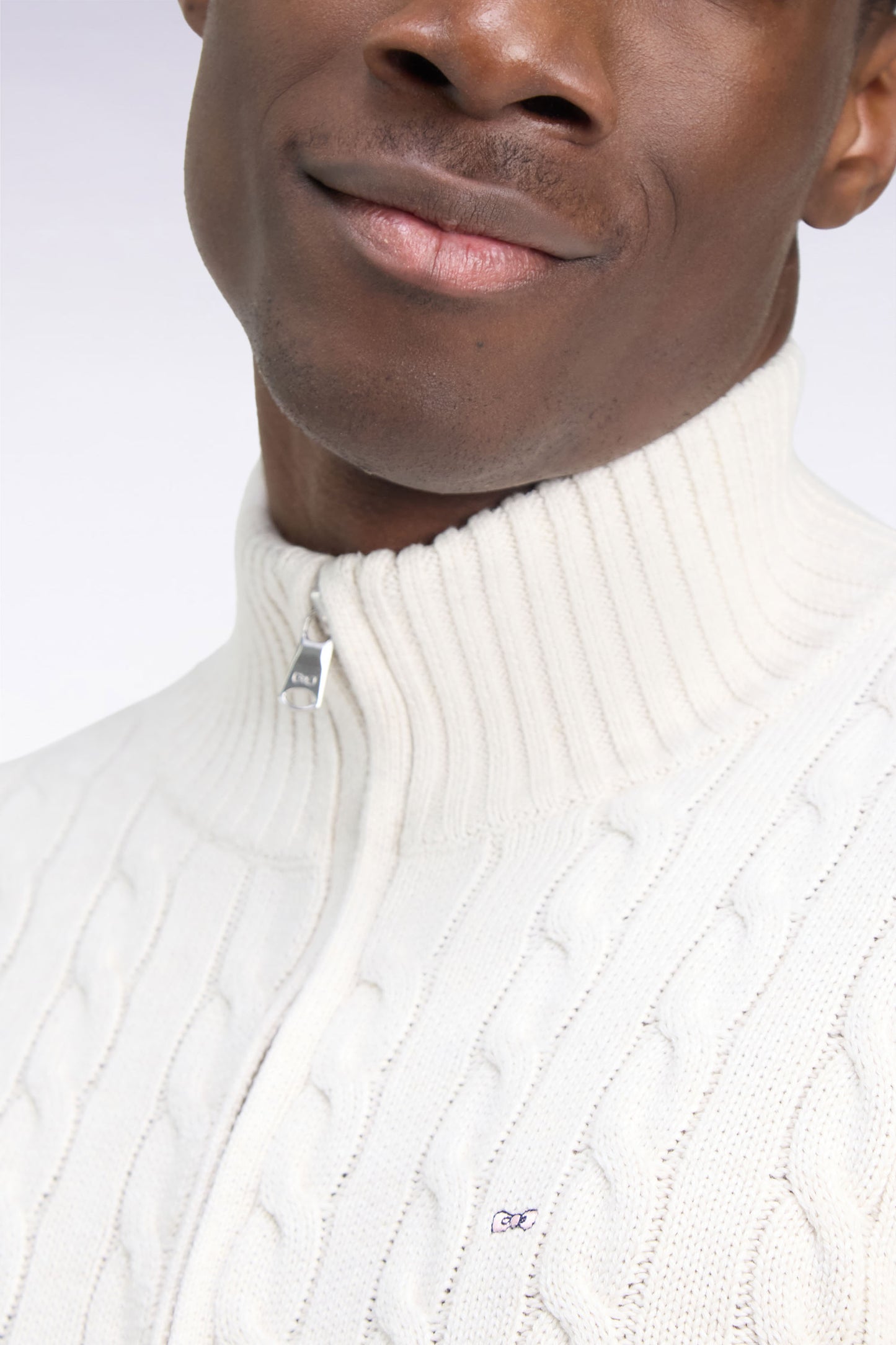 Cardigan à torsades zippé en coton écru coupe droite