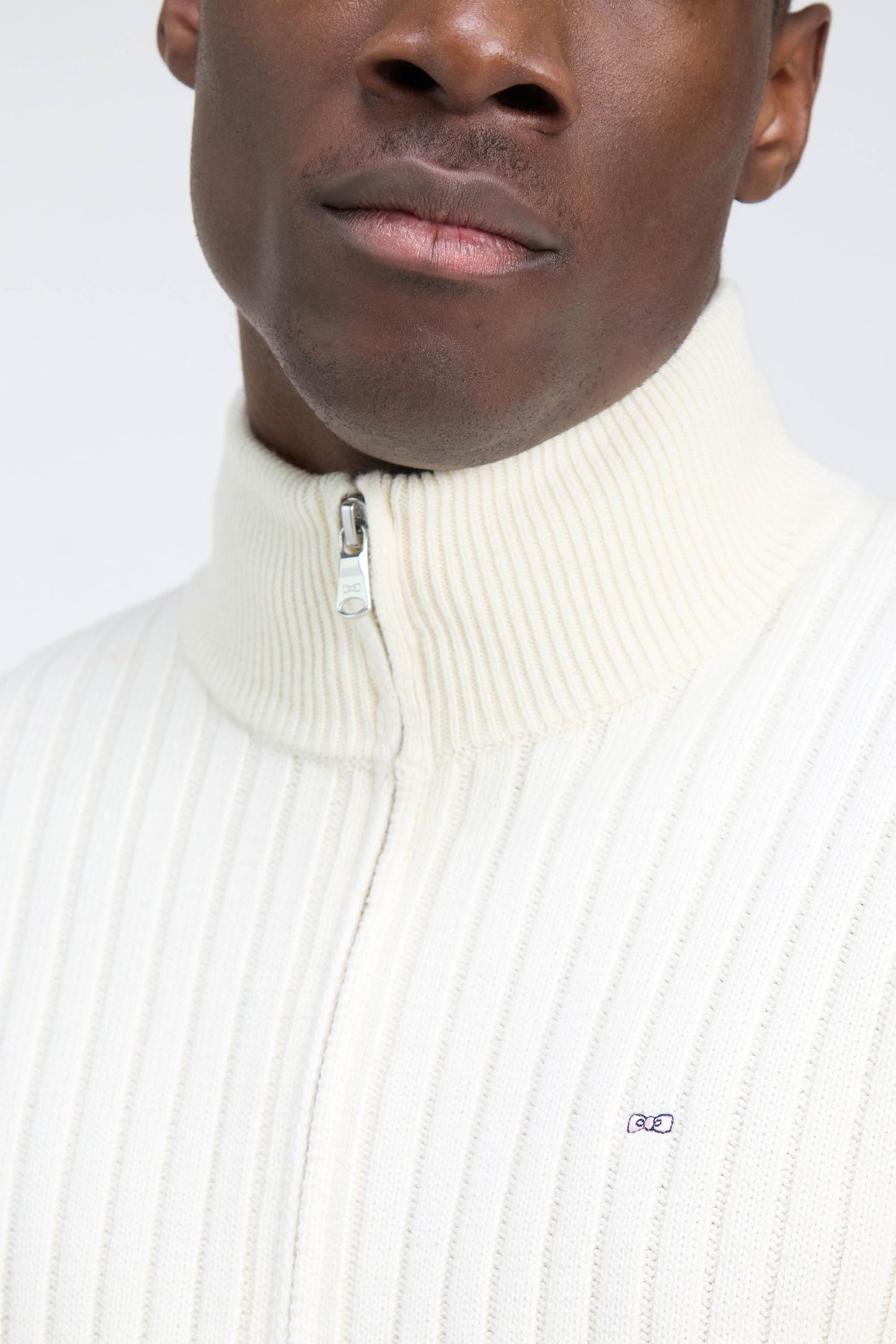 Cardigan zippé à col camionneur en laine et coton écru côtelé coupe droite