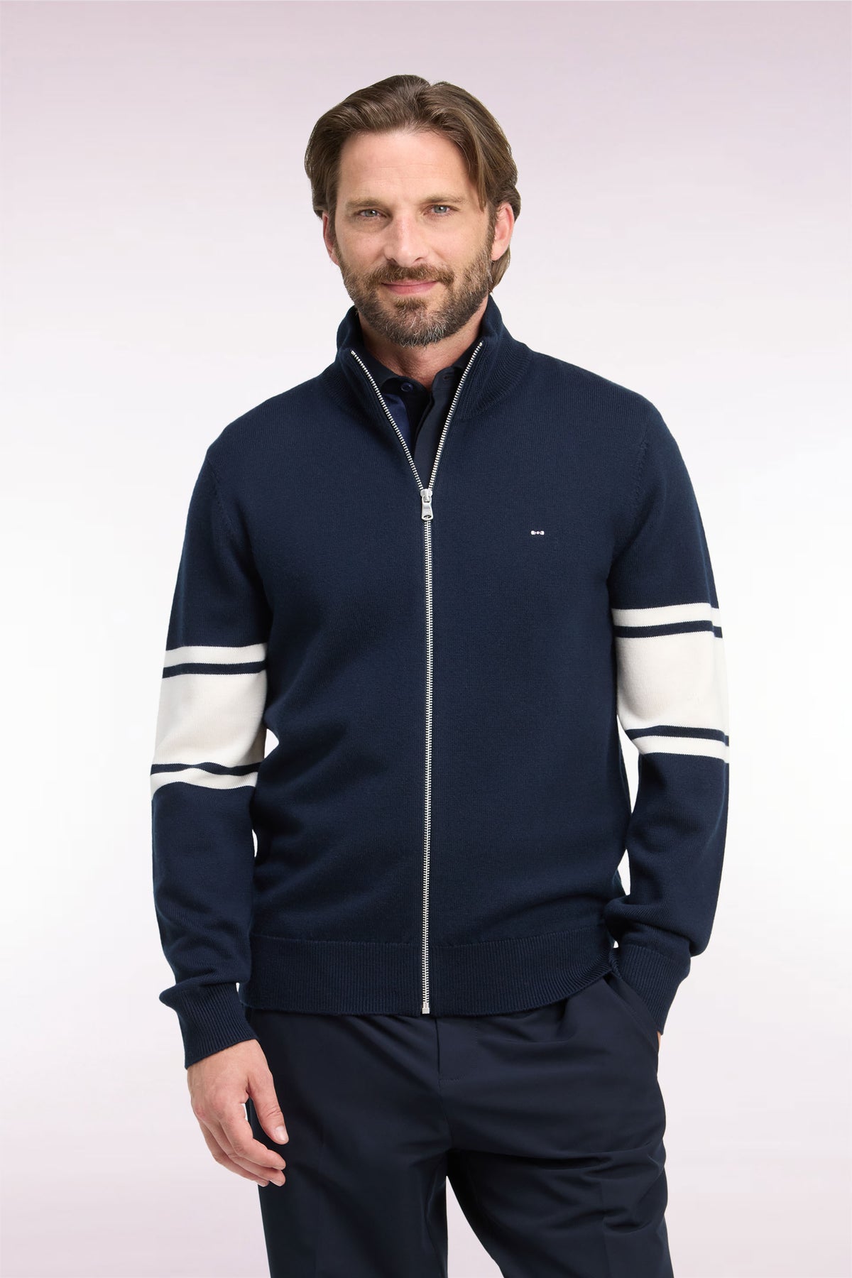 Cardigan zippé en laine mérinos marine à manches rayées coupe droite