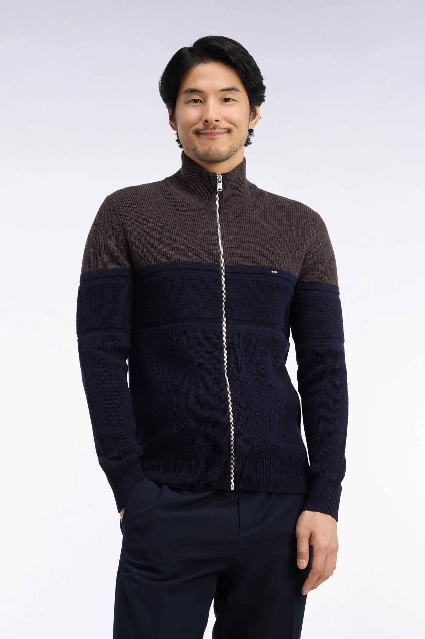 Cardigan zippé bicolore en laine mérinos marine et marron coupe droite
