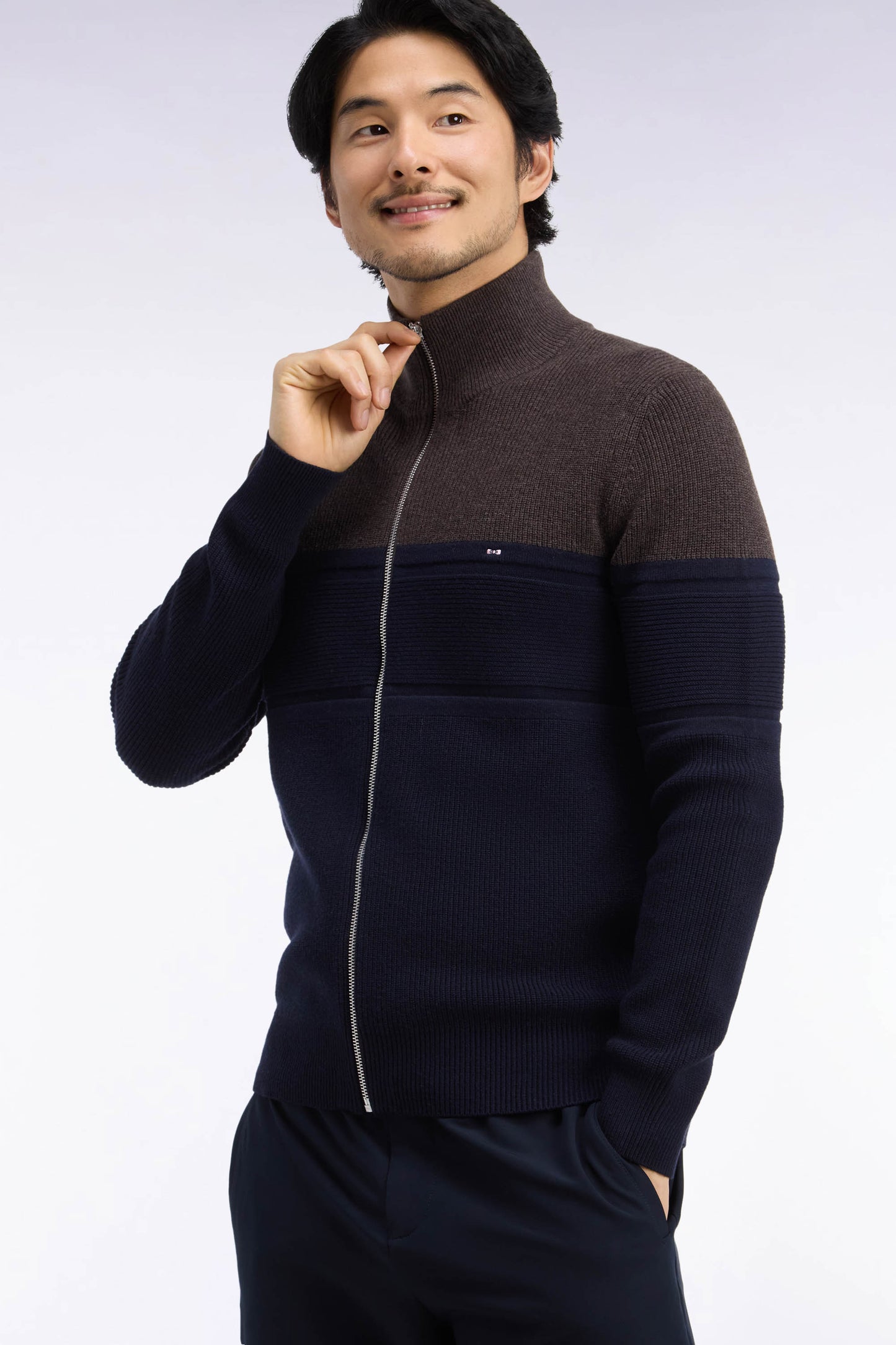 Cardigan zippé bicolore en laine mérinos marine et marron coupe droite