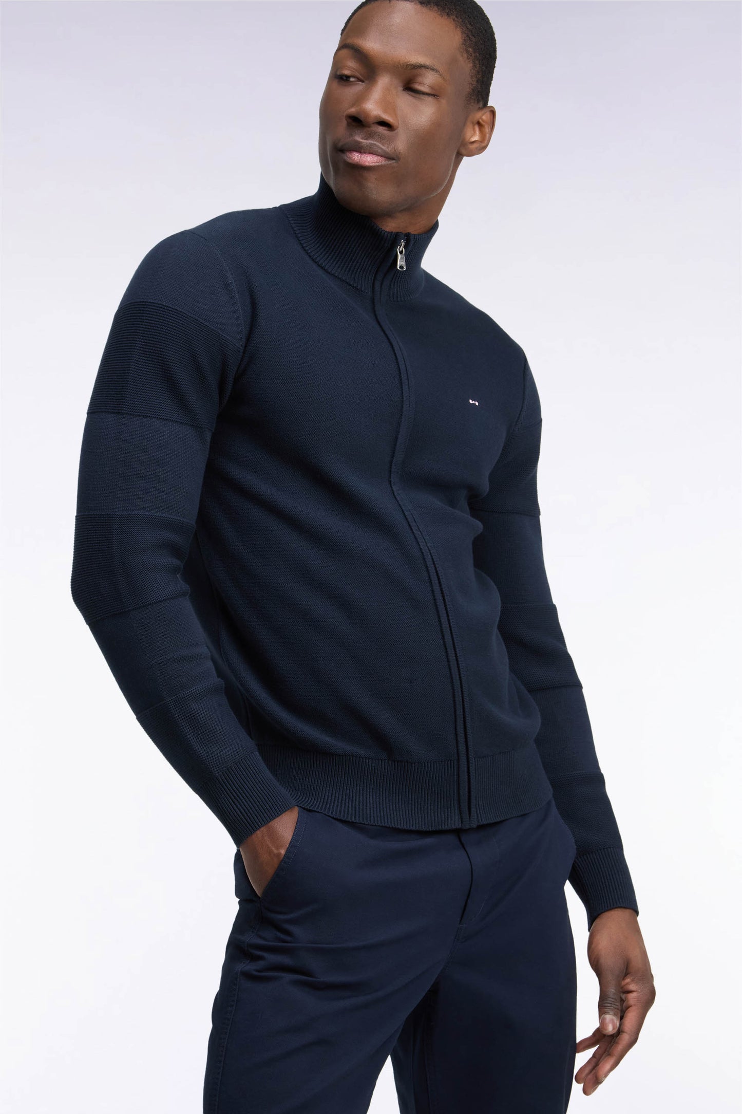 Cardigan en jersey coton marine zippé broderie dos rayée