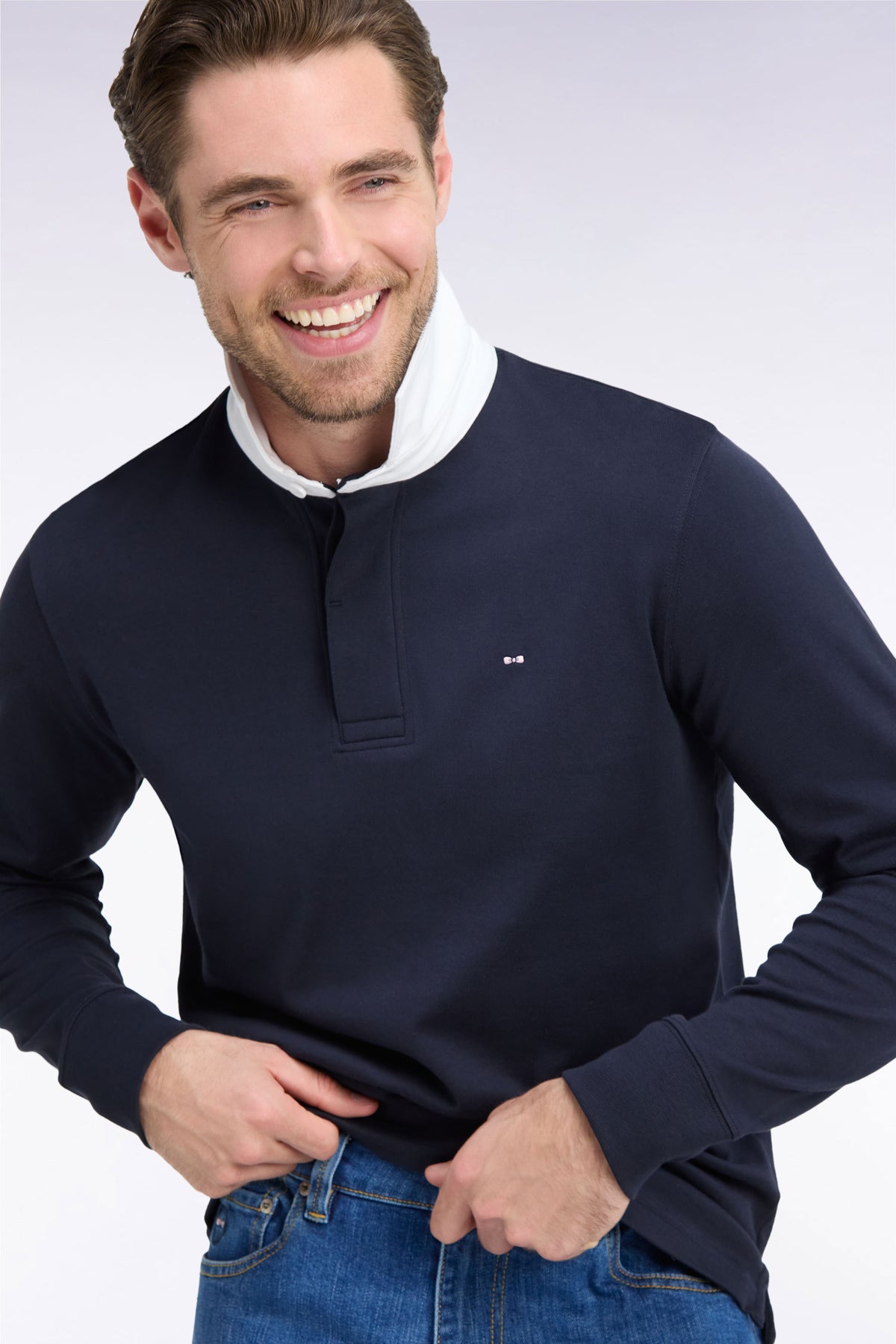 Maillot manches longues en coton Pima marine à col blanc coupe droite