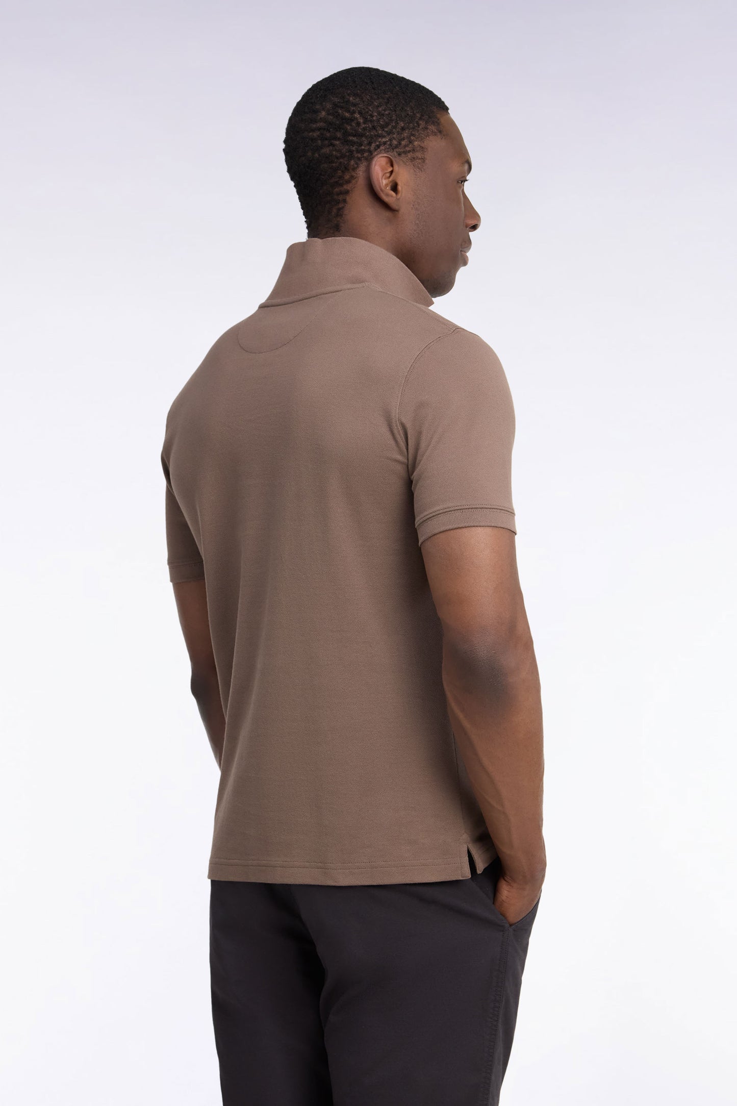 Polo manches courtes en coton Pima marron coupe droite
