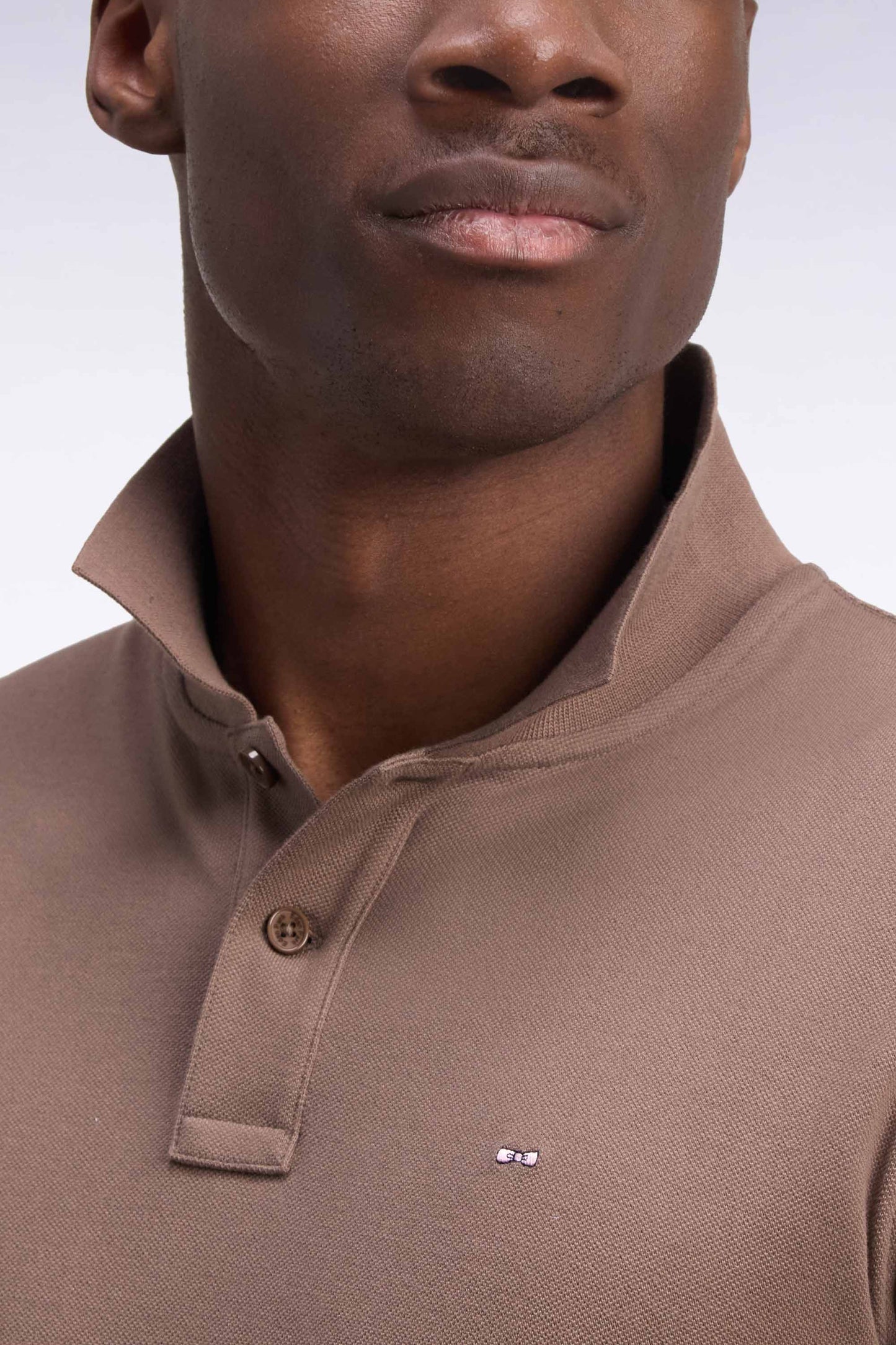 Polo manches courtes en coton Pima marron coupe droite