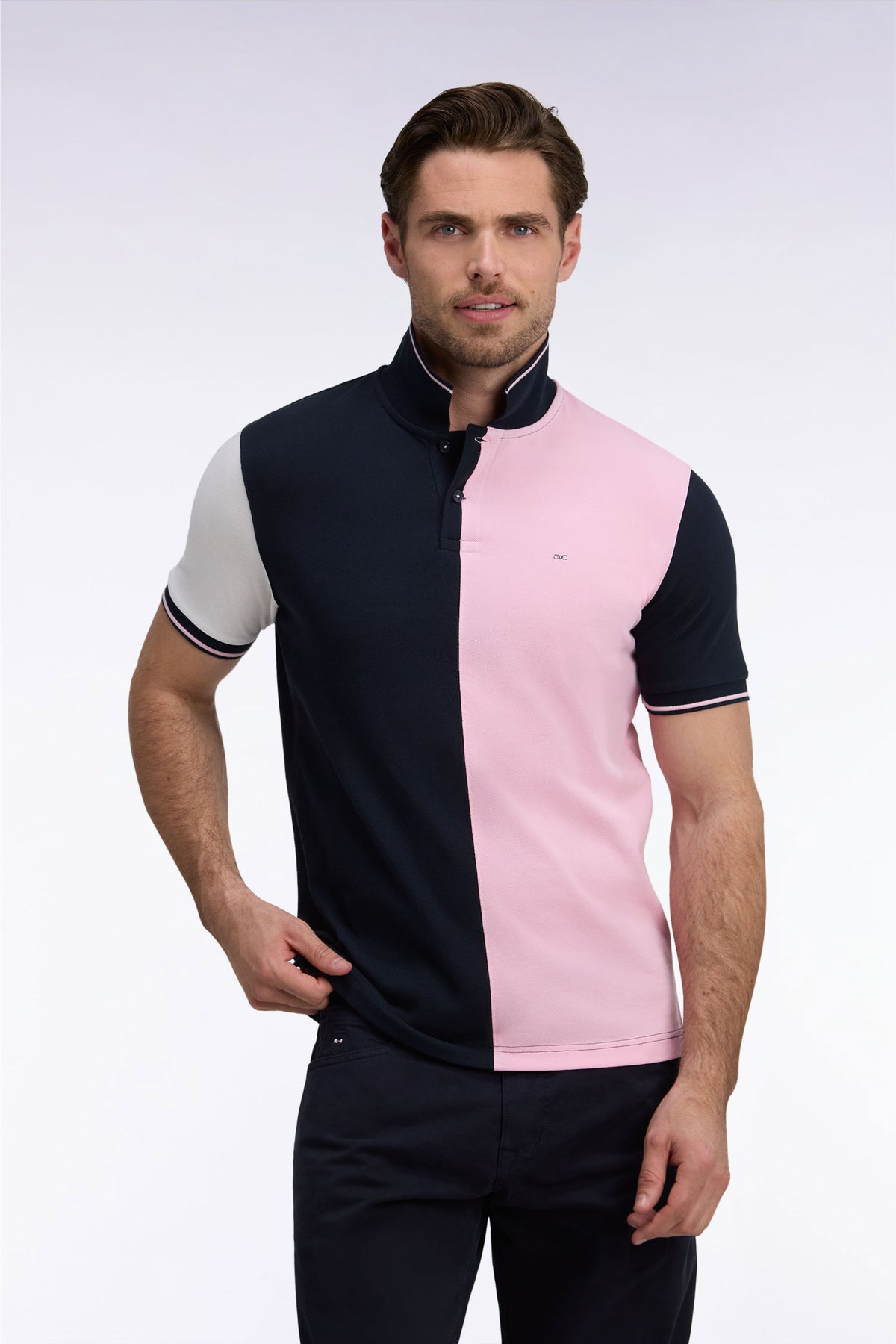 Polo manches courtes à découpe marine et roses coupe droite