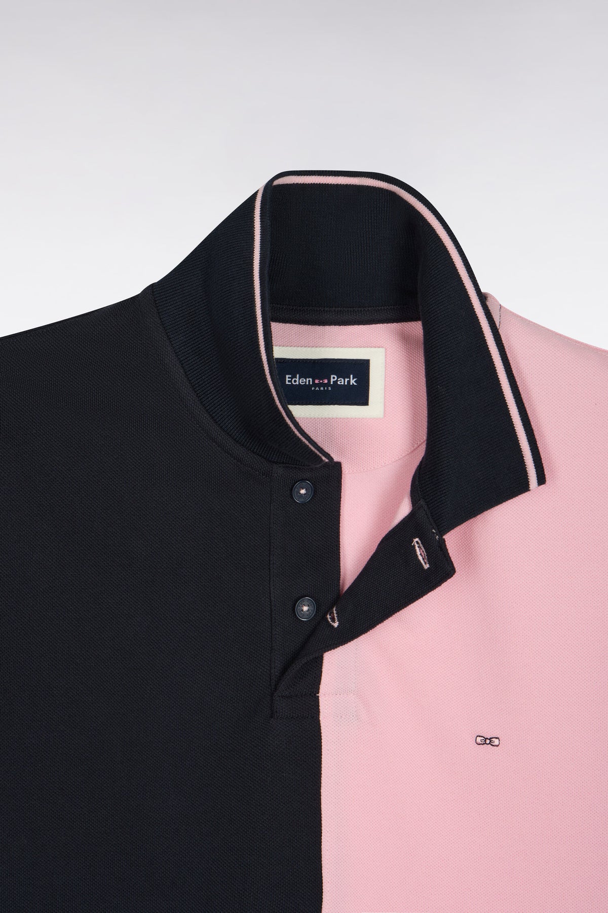 Polo manches courtes à découpe marine et roses coupe droite