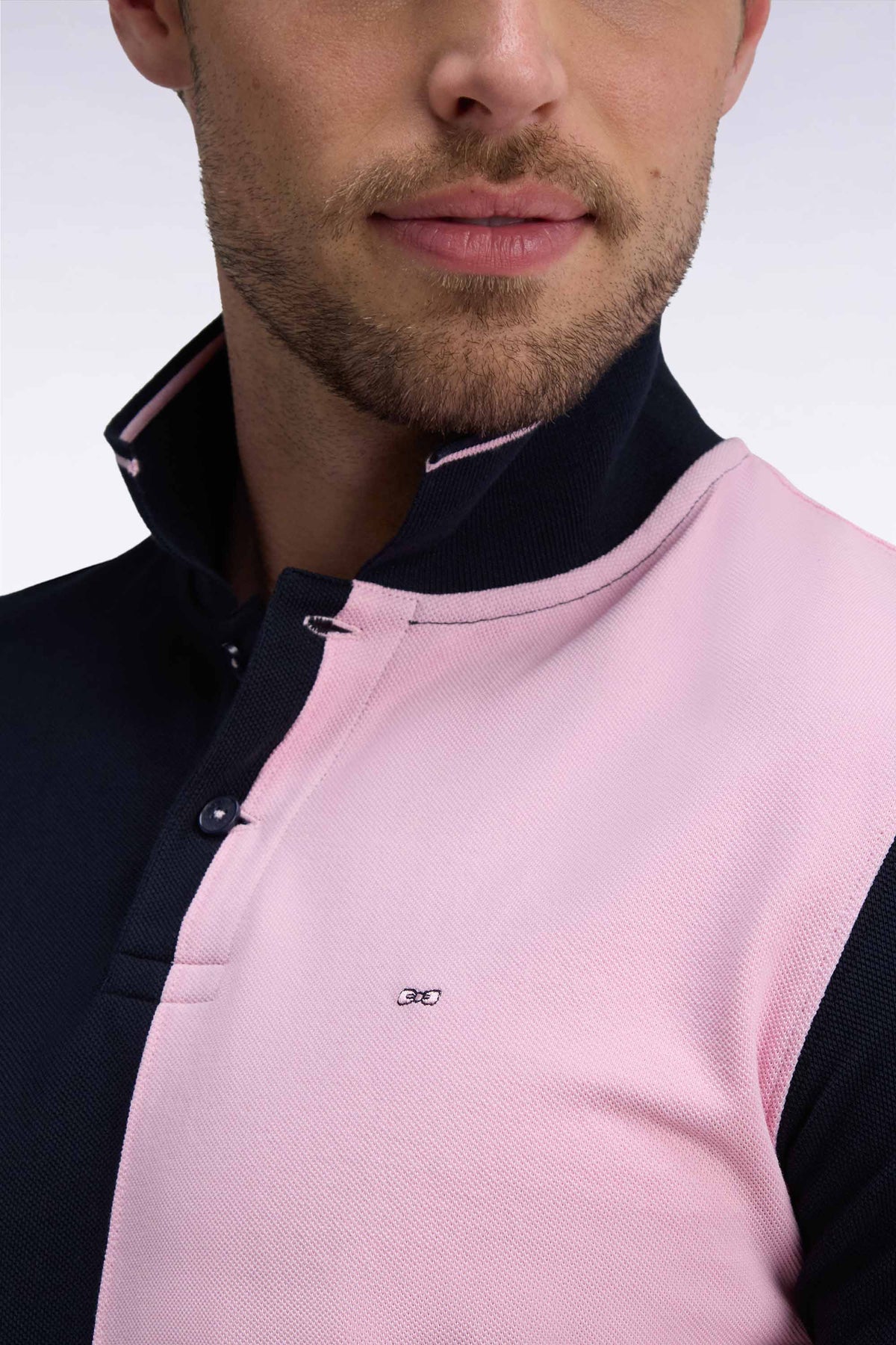 Polo manches courtes à découpe marine et roses coupe droite