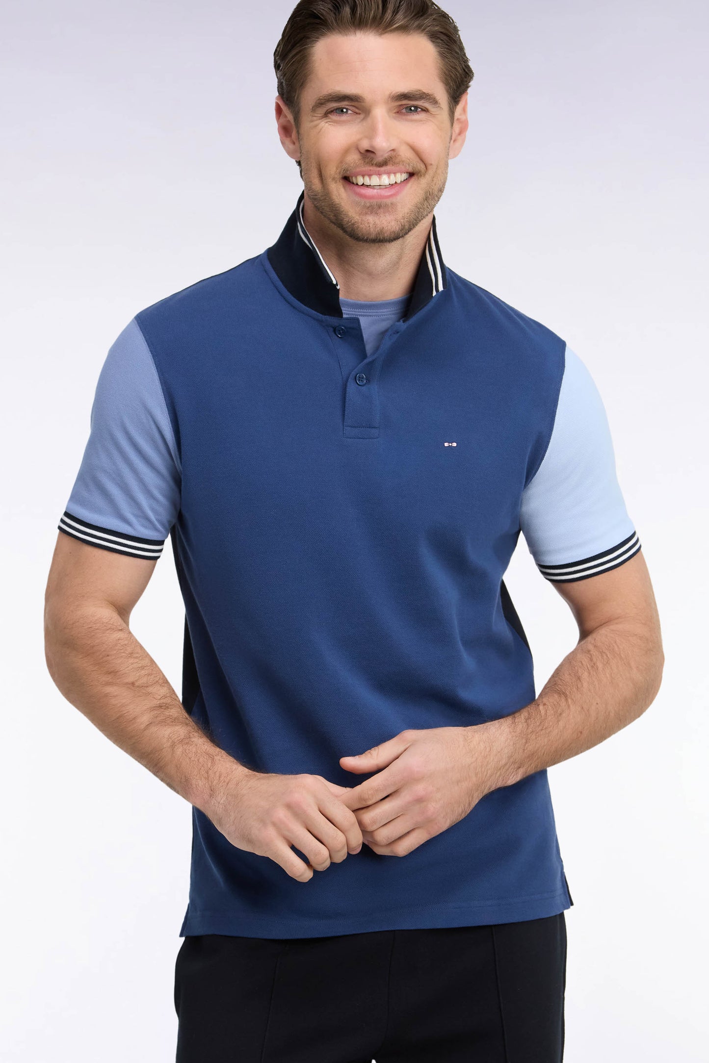 Polo manches courtes en coton tricolore bleu coupe droite